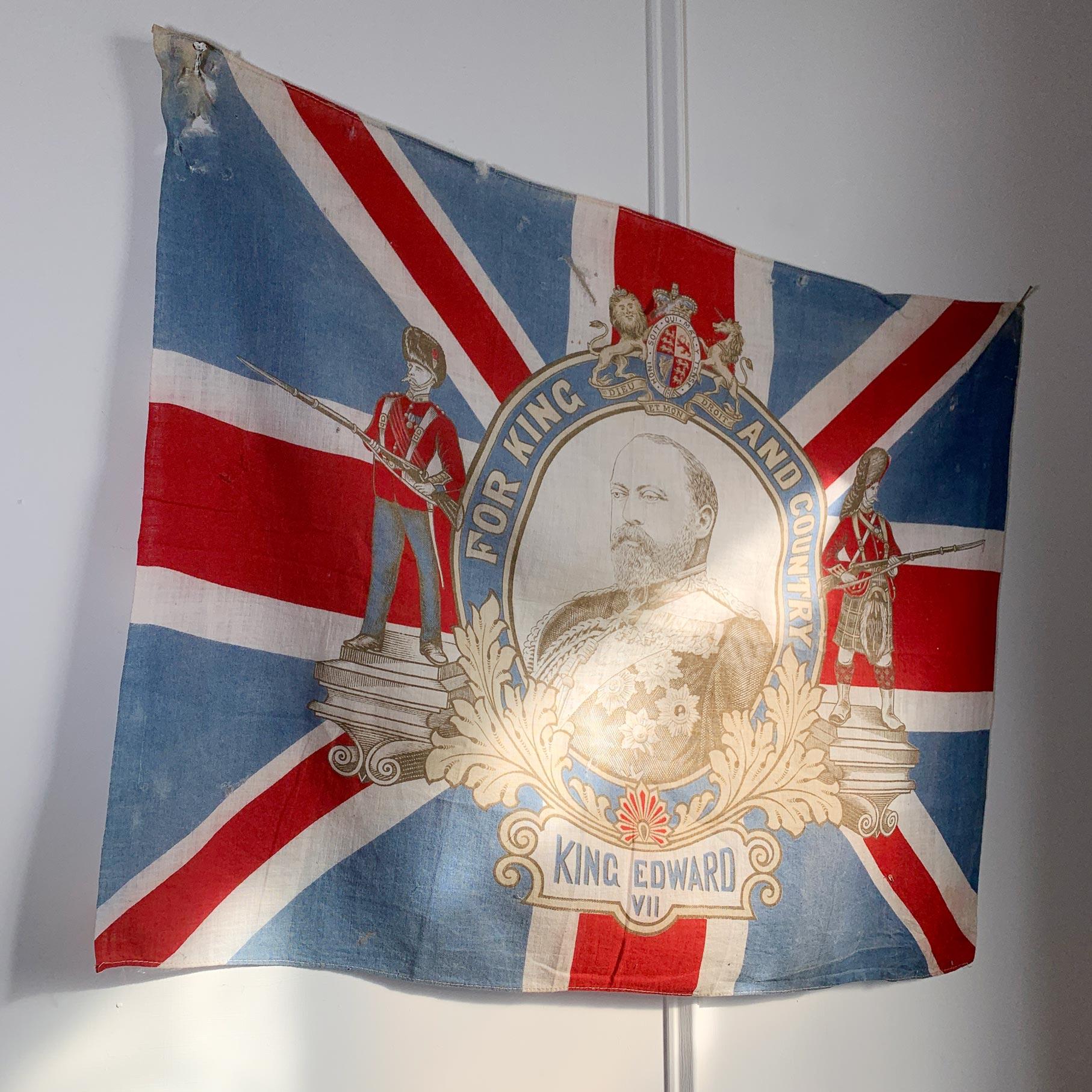 La famille royale britannique

Un drapeau rare et historique du couronnement du roi Édouard VII. Ce drapeau a été produit pour commémorer le couronnement du roi Édouard VII en 1902. 

Edward a 59 ans lorsqu'il devient roi le 22 janvier 1901, à