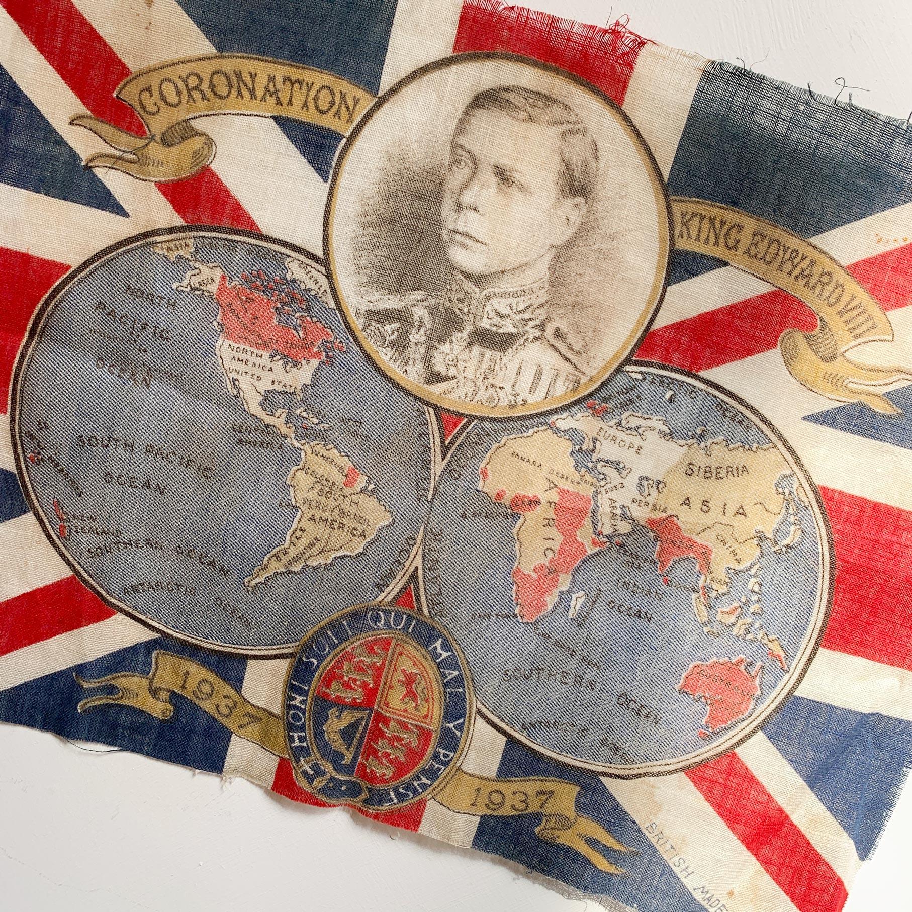 La famille royale britannique

Ce drapeau a été produit pour commémorer le couronnement du roi Édouard VIII qui devait avoir lieu en 1937 mais qui n'a jamais eu lieu en raison de son abdication, ce qui en fait un drapeau de couronnement très