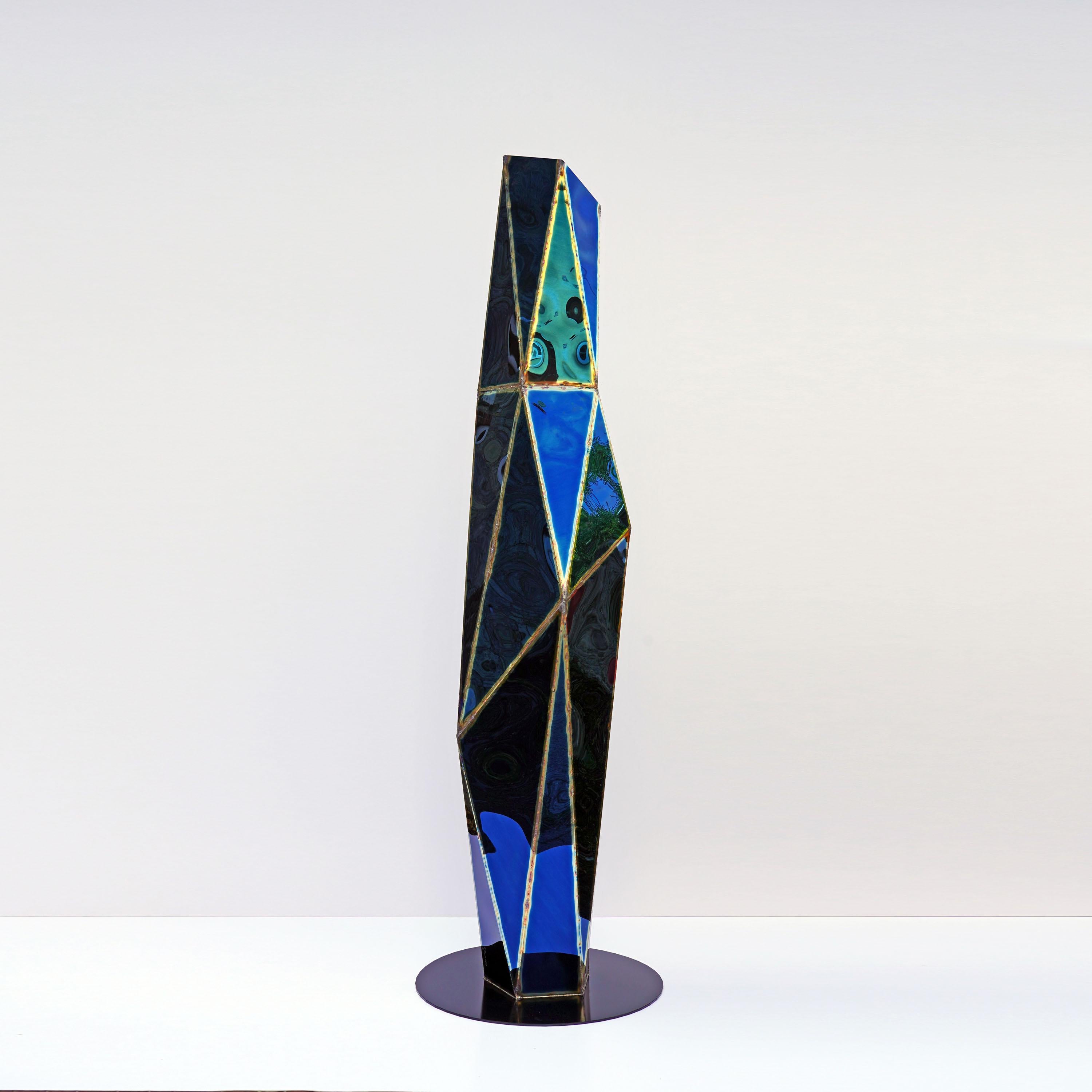 Lampadaire King en acier inoxydable poli miroir soudé par Julian Mayor
Édition limitée à 8 + 4AP.
Dimensions : Ø 56 x H 186 cm : Ø 56 x H 186 cm. 
MATERIAL : Acier inoxydable poli miroir.

Toutes nos lampes peuvent être câblées en fonction de chaque