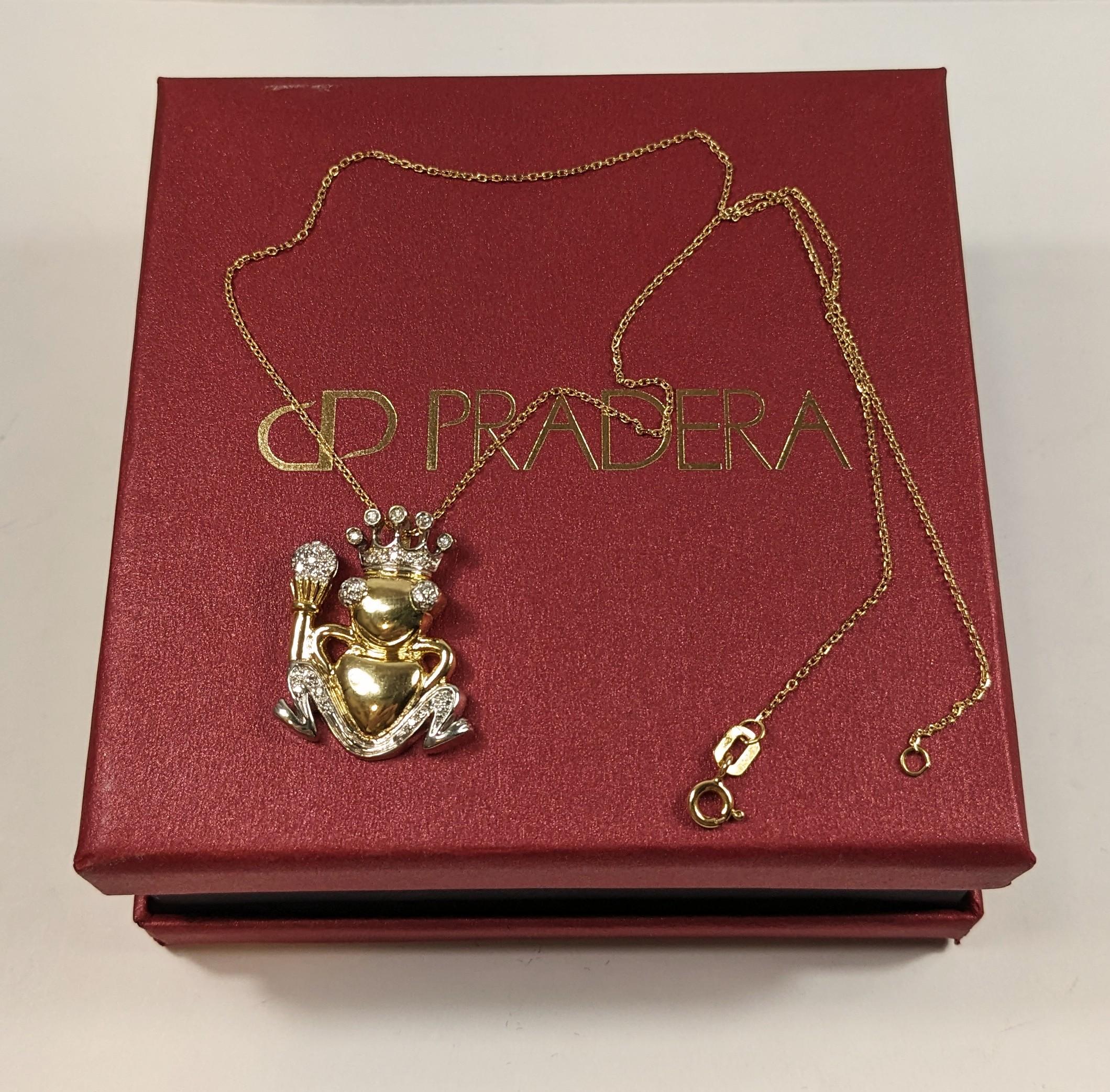 King Frog Pendant  in Yellow Gold and White Diamonds In Excellent Condition For Sale In Bilbao, ES