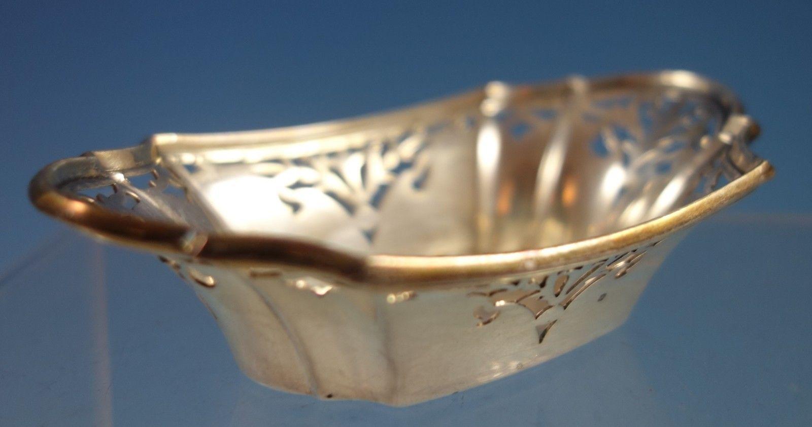 Darling King George by Watson sterling silver nut dish. The dish has an exquisite pierced border, and it is marked with #5559. The nut dish measures 3/4