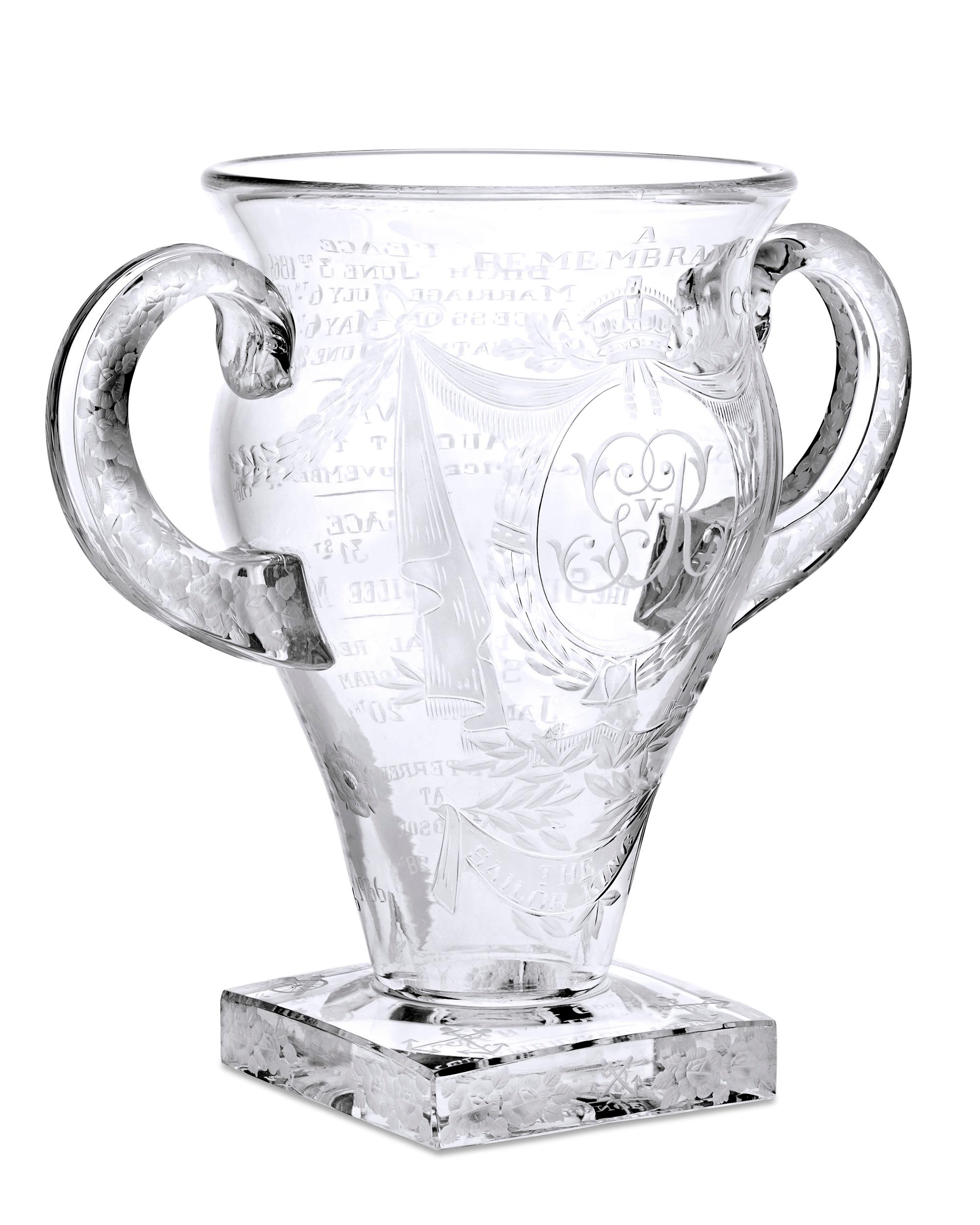 Diese Vase mit zwei Henkeln in limitierter Auflage erinnert an das Leben und die 26-jährige Regentschaft von König Georg V. Sie wurde nach dem Tod des Königs im Jahr 1936 von Thomas Goode & Co. geschaffen und ist eine beeindruckende Hommage an einen