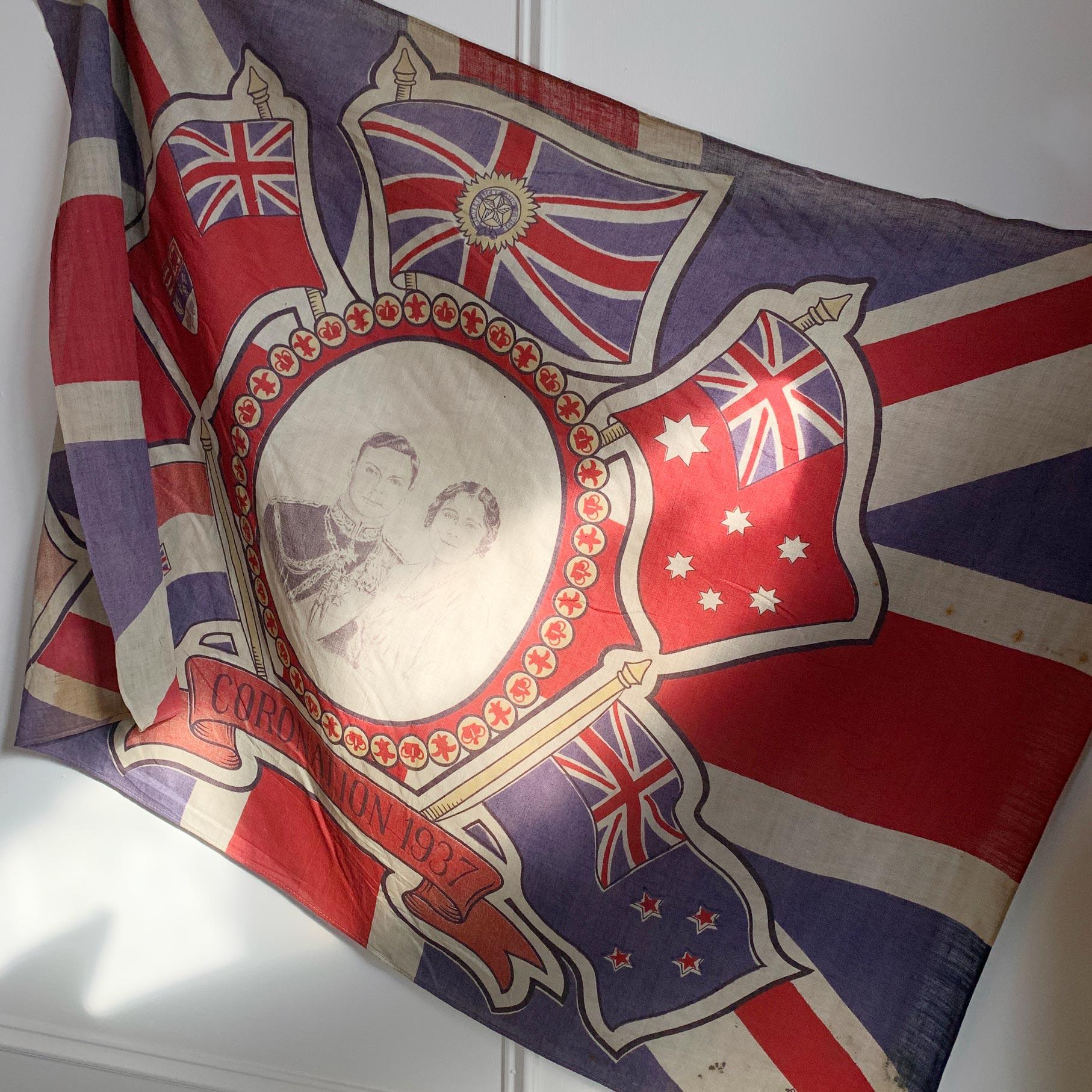 Britische Königsfamilie

Eine seltene und historische königliche Krönungsfahne von der Krönung Seiner Königlichen Hoheit König Georg VI. im Jahr 1937. Die Flagge zeigt König Georg VI. neben Königin Elisabeth, der Königinmutter.
    
Georg VI.