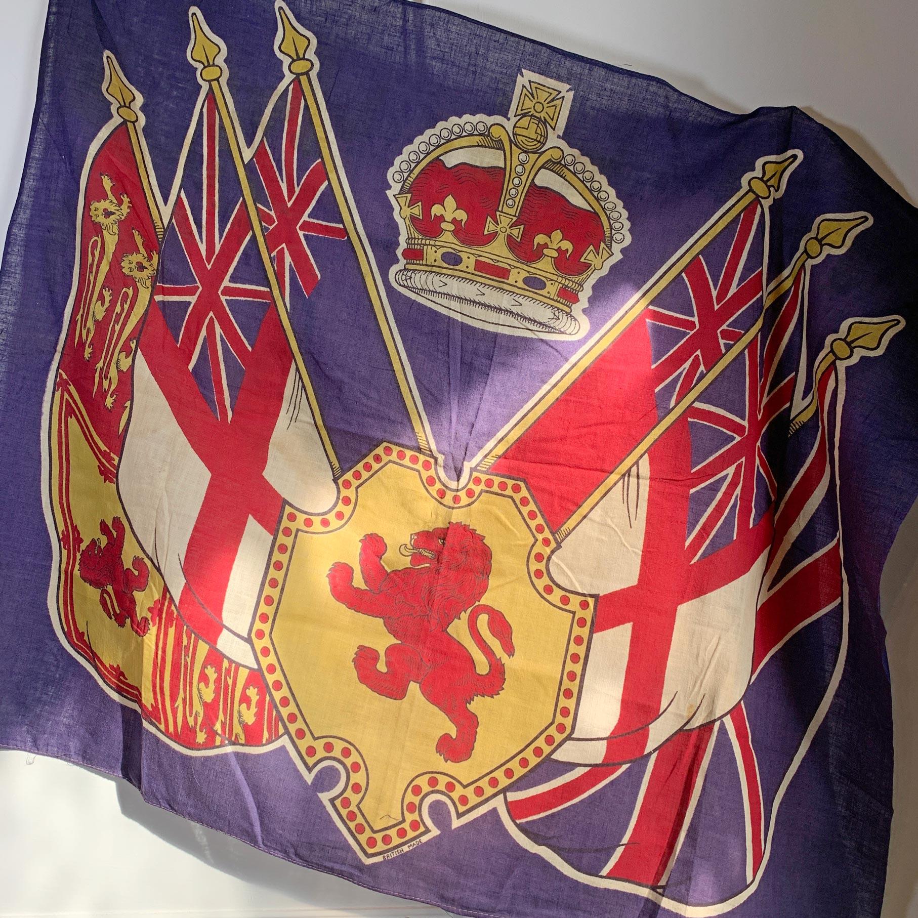La famille royale britannique

Un drapeau royal rare et historique du couronnement de S.A.R. le roi George VI en 1937. 

George VI (Albert Frederick Arthur George ; 14 décembre 1895 - 6 février 1952) a été roi du Royaume-Uni et des dominions du