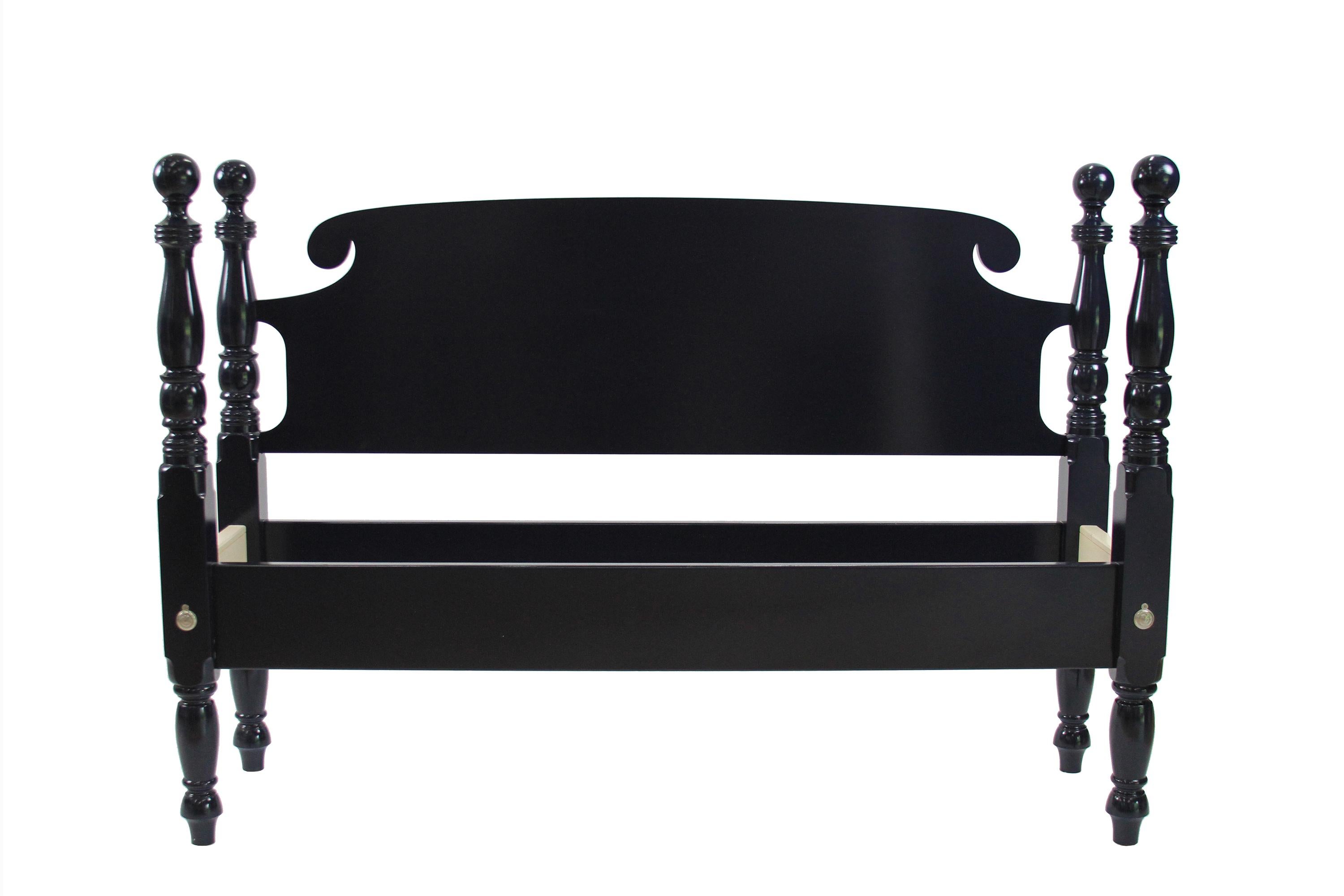 Le lit classique en forme de boulet présente les poteaux de lit favoris en forme de boulet rond avec une joyeuse tête de lit plate découpée. Ce classique intemporel est parfait pour les chambres d'hôtes et les chambres d'enfants. Montré en tant que