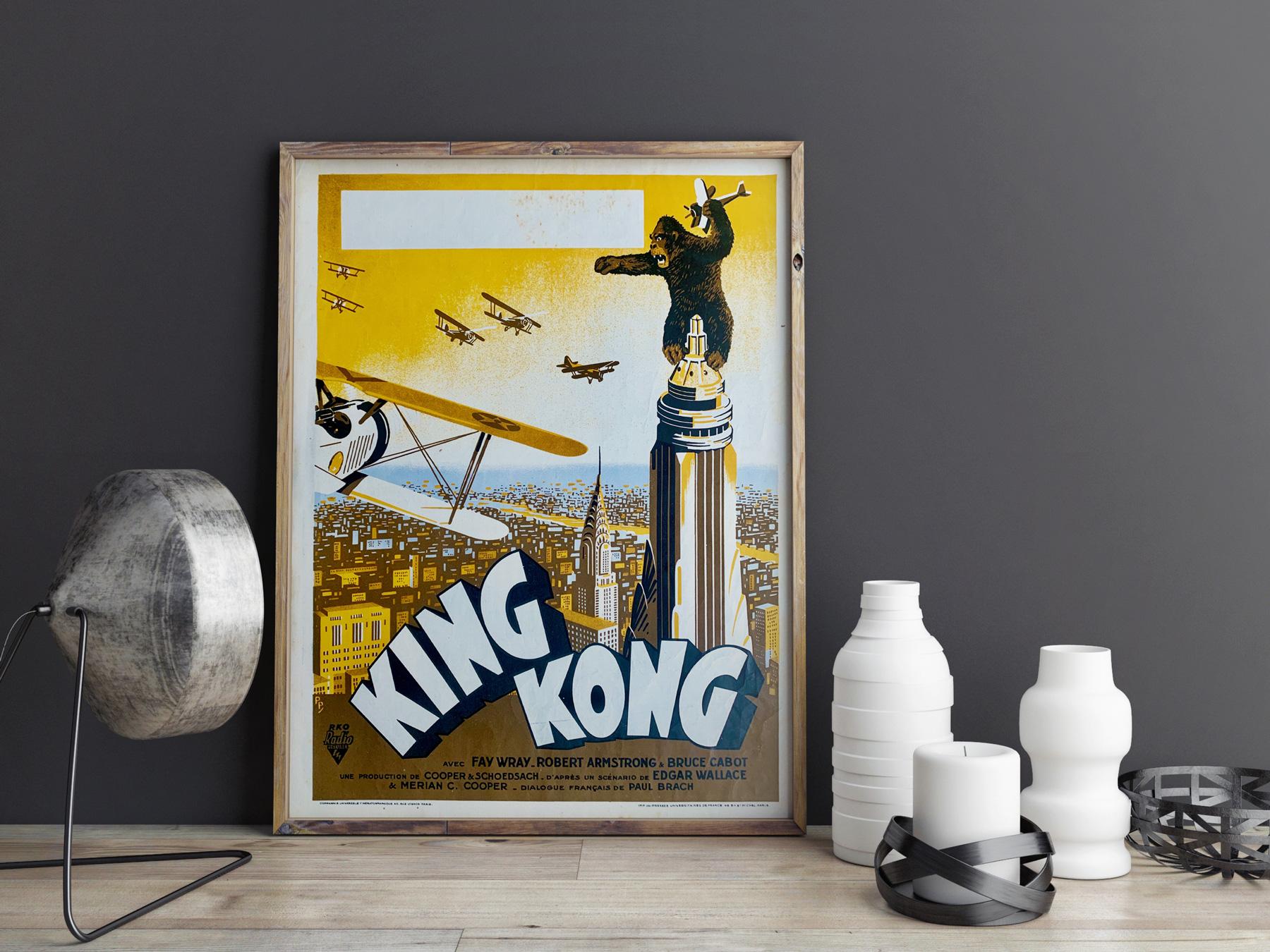Affiche française incroyablement rare de la première année de sortie du film de monstre américain King Kong. Nous adorons le design de Pierre Pigeot, une affiche petite, mais puissante, pour ce classique indéniable.

Plusieurs styles d'affiches ont