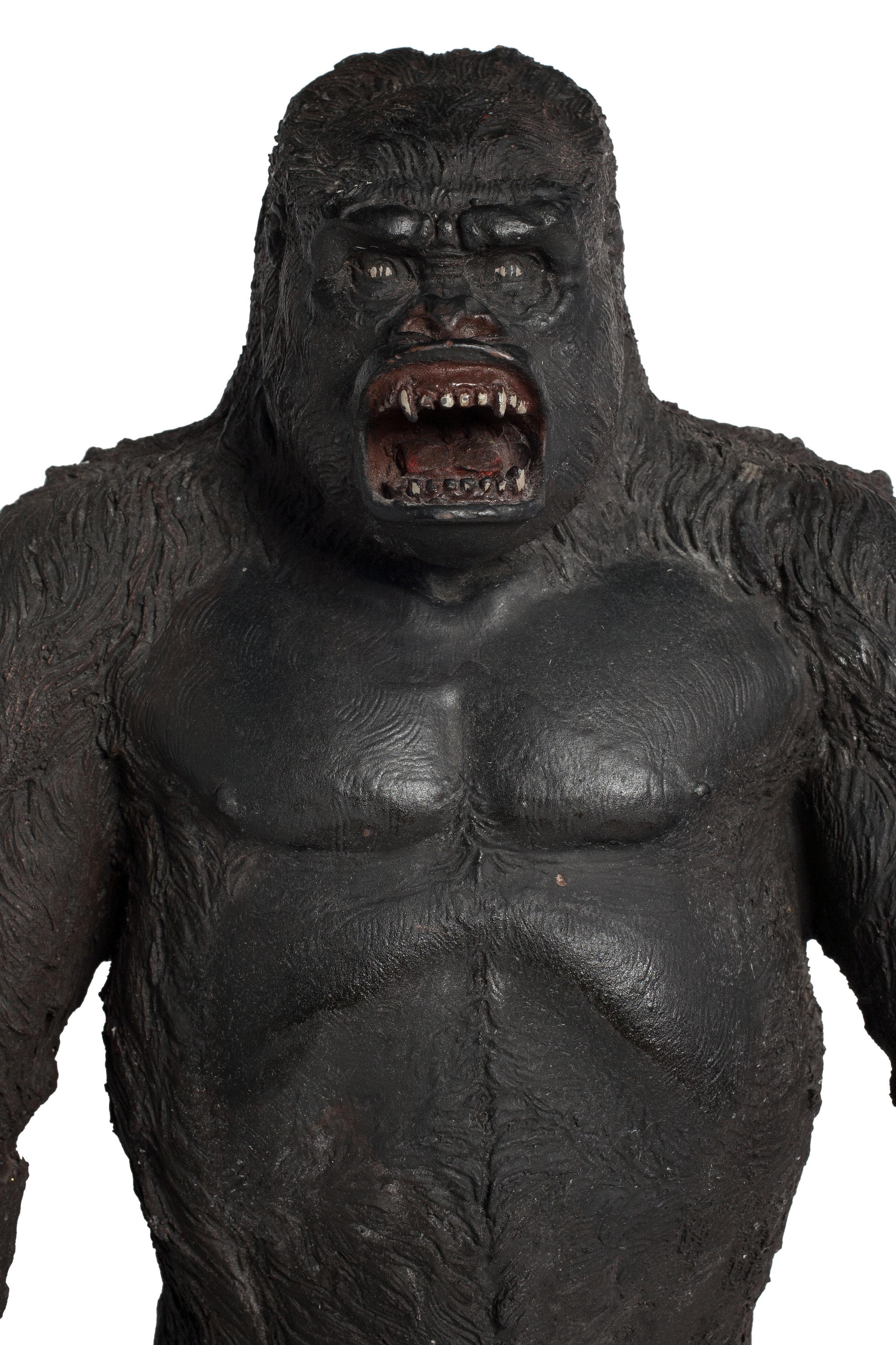 Rare objet de merchandising en résine d'exposant de 1976 pour le remake de King Kong de Dino De Laurentiis / John Guillermin avec Jeff Bridges et Jessica Lange. Ce modèle réduit très détaillé de King Kong, d'une hauteur de 23 pouces, a été envoyé