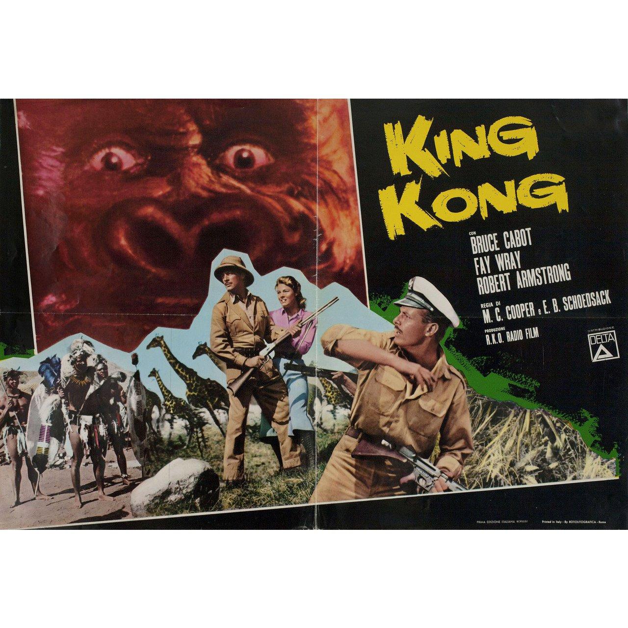 Affiche fotobusta italienne originale rééditée en 1966 pour le film King Kong réalisé en 1933 par Merian C. Cooper / Ernest B. Schoedsack avec Fay Wray / Robert Armstrong / Bruce Cabot / Frank Reicher. Très bon état, plié. De nombreuses affiches