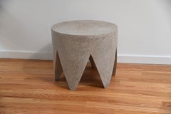 King Me Beistelltisch aus Harz, Steinaggregat und Fiberglas von Zachary A. Design