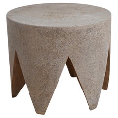 King Me Beistelltisch aus Harz, Steinaggregat und Fiberglas von Zachary A. Design