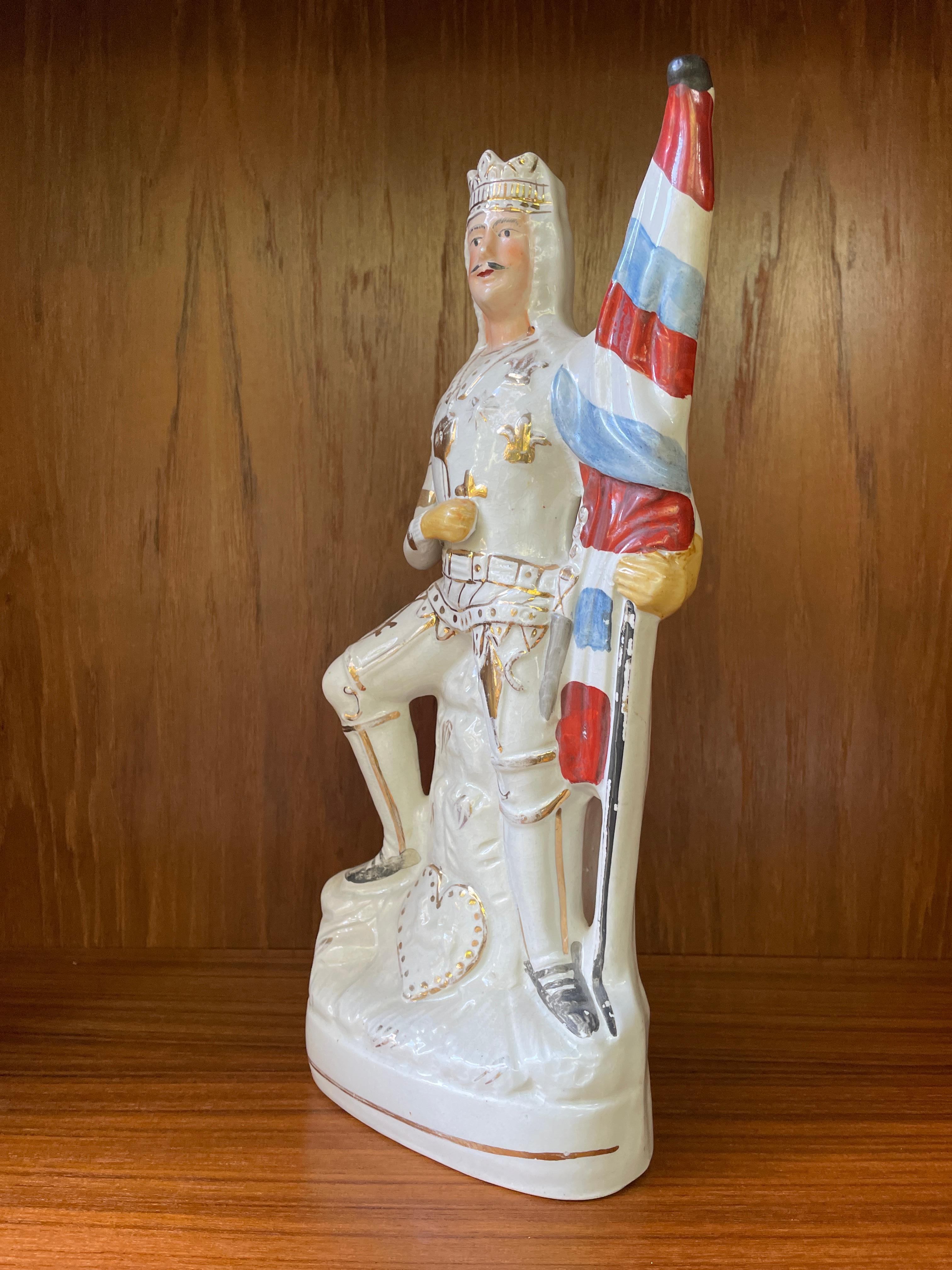 Staffordshire-Figur von König Richard Löwenherz, 19. Jahrhundert, stehend mit einer Fahne, in seiner Rüstung und Krone mit vergoldeten Verzierungen, auf einem ovalen, vergoldeten Sockel, fast 16 cm hoch. Hergestellt zwischen 1890 und den 1930er