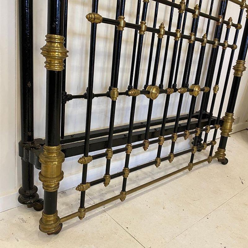 Englisches antikes viktorianisches Bett aus Eisen und Messing, King Size (5' breit) (Viktorianisch) im Angebot