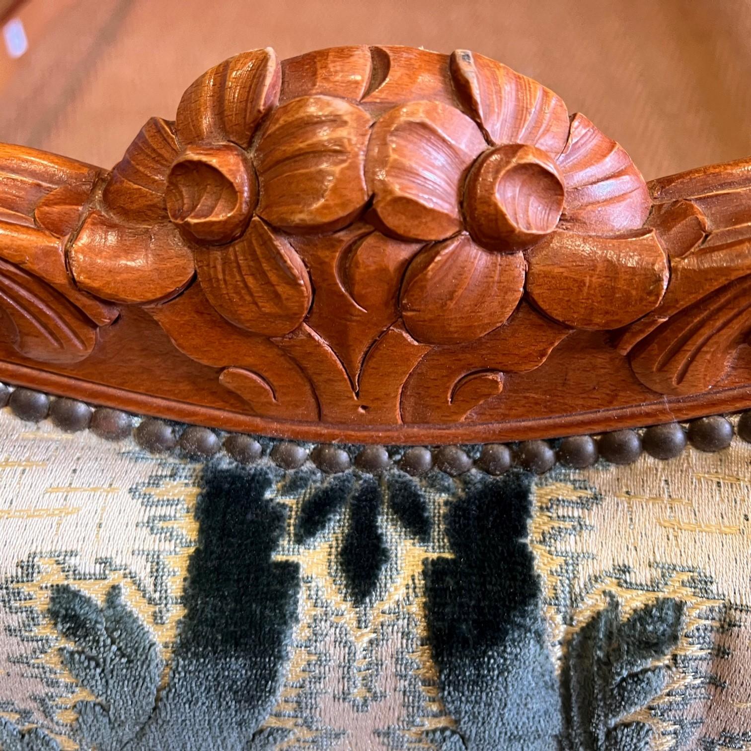 Lit demi-corbeille français de grande taille (ou petit super king) avec un cadre en bois de hêtre et des fleurs sculptées soulignant le cadre. La structure sera entièrement polie avant d'être retapissée dans le tissu choisi par le client. Le lit est