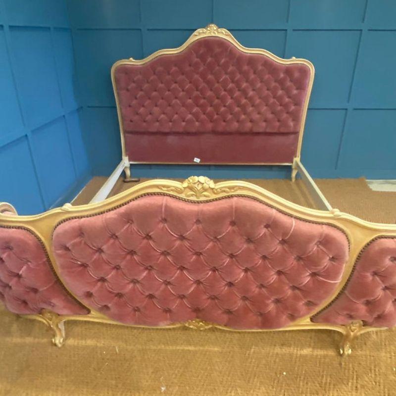 King Size/Small Super King (5'6 Zoll) Französisches gepolstertes Bett mit tiefer Knopfleiste (Geschnitzt) im Angebot