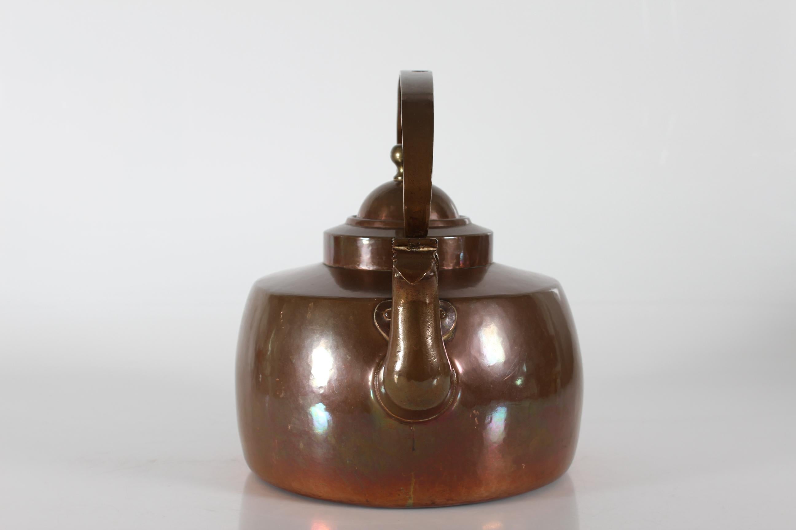 ENORME Antico bollitore danese in rame lavorato a mano da danese  rame Smith & Smith
Realizzato in Danimarca nel XIX secolo.
Timbro sul manico con diversi timbri

Altezza con maniglia verticale 34 cm
Lunghezza 41 cm
Larghezza 31 cm

Ottime
