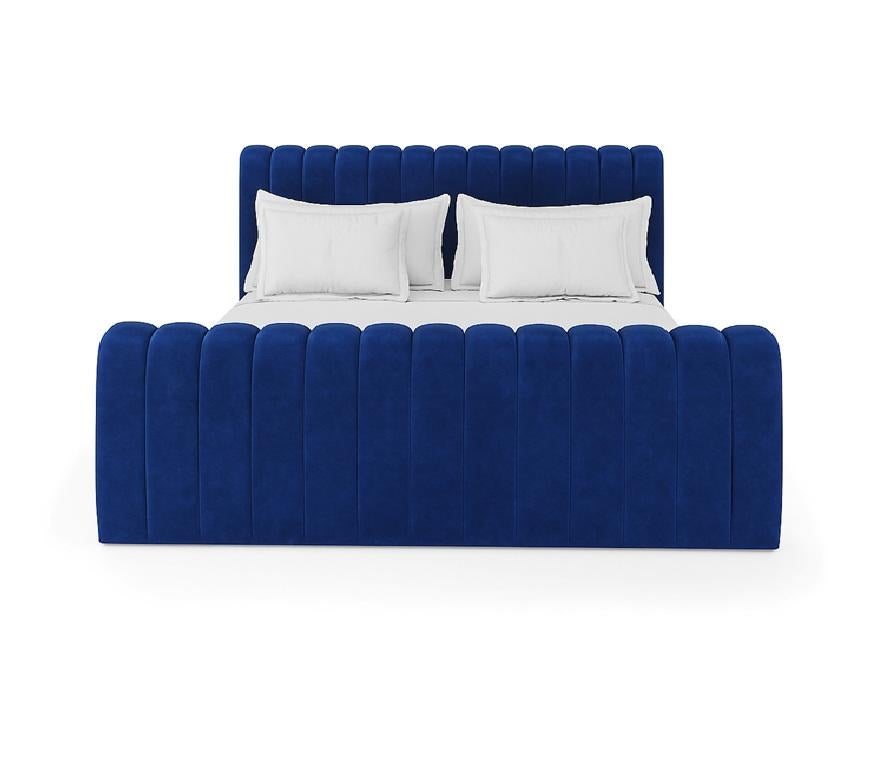 Ce lit est une pièce luxueuse et intemporelle, dotée d'un cadre rembourré en cuir dans un style classique de lit traîneau. Sa silhouette caractéristique est définie par une tête et un pied de lit hauts et incurvés, tous deux ornés d'un élégant