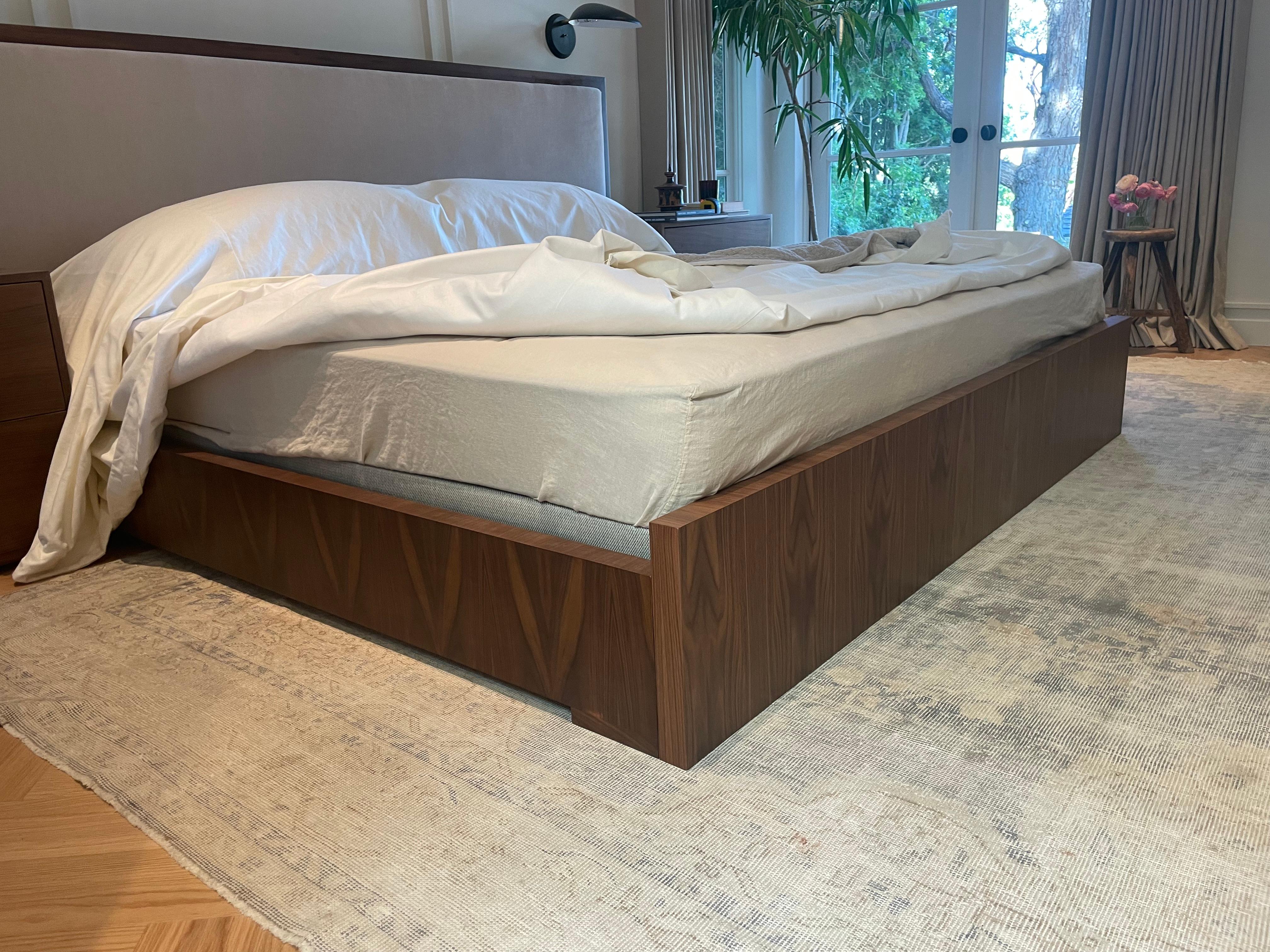 Kingsize-Bett in kaffeefarbenem Nussbaum, Kopfteil aus versilbertem weißem Mohair (Organische Moderne) im Angebot