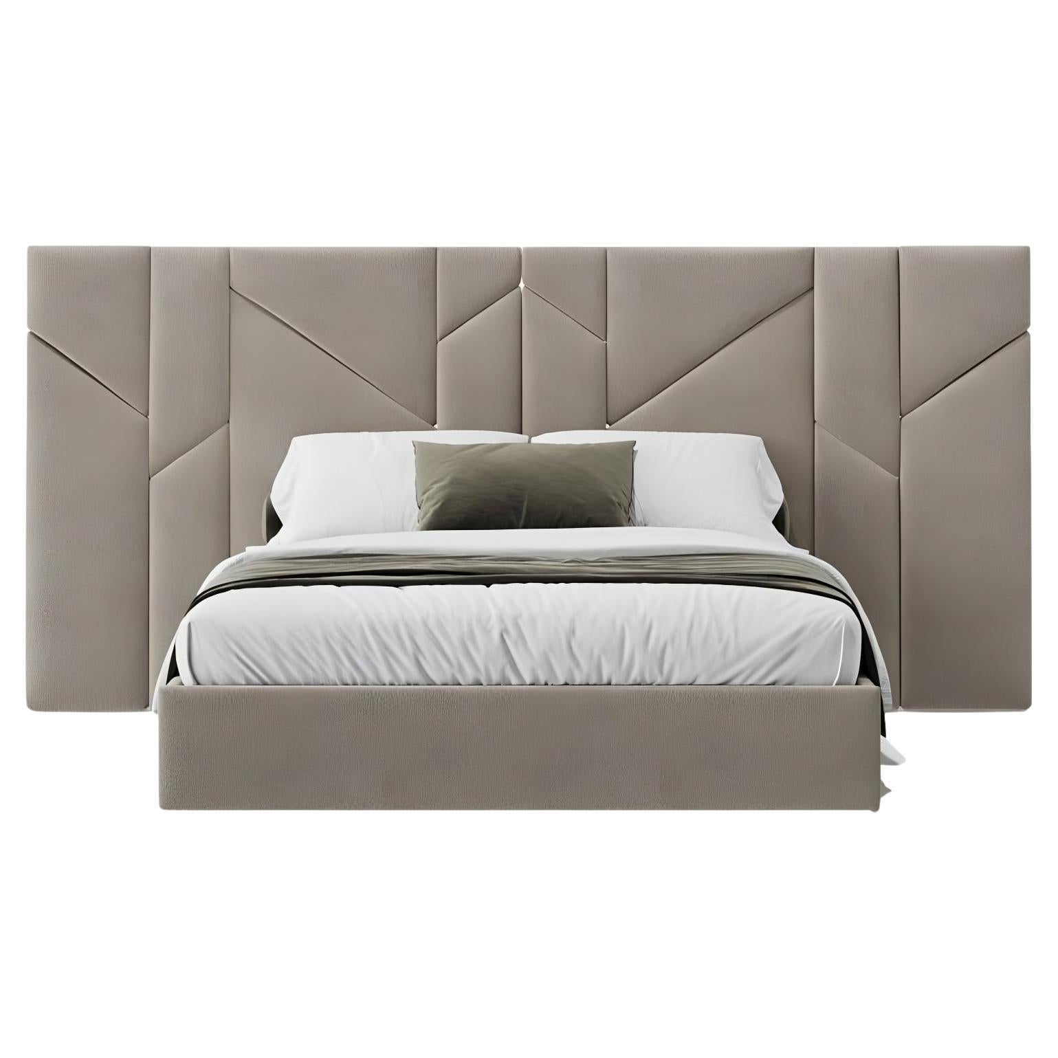 Lit king size avec cadre et tête de lit tapissés en velours en vente