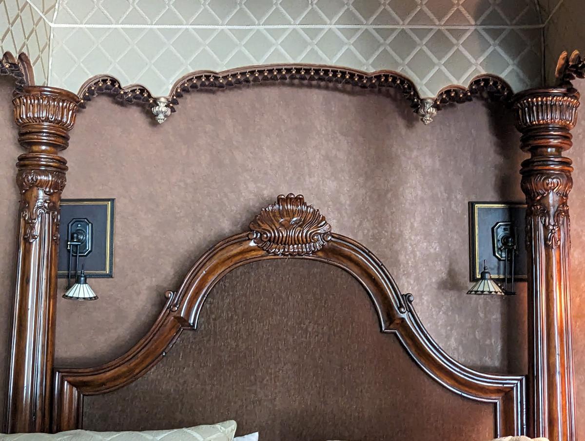 King Size Canopy Poster Bed, Tester Poster Bed In Good Condition In Oakwood, GA
