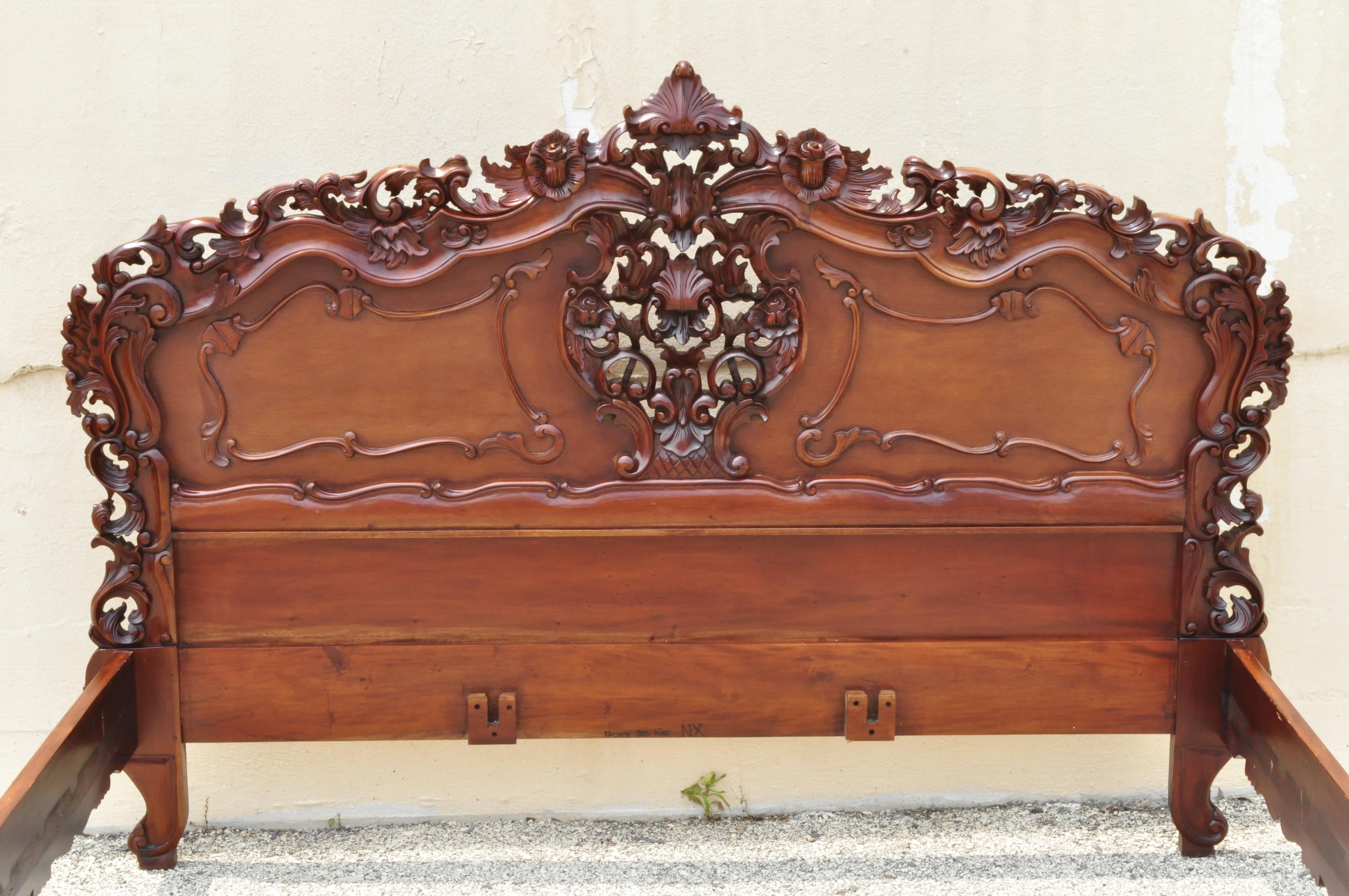 Rococo Cadre de lit king size en bois sculpté de style rococo français orné de fantaisie