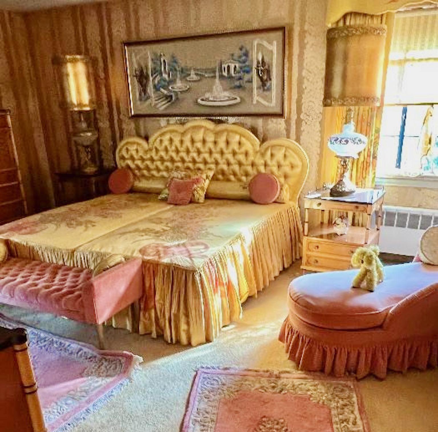King Size Hollywood Regency Bett im gelben Gewand im Zustand „Gut“ im Angebot in Hanover, MA