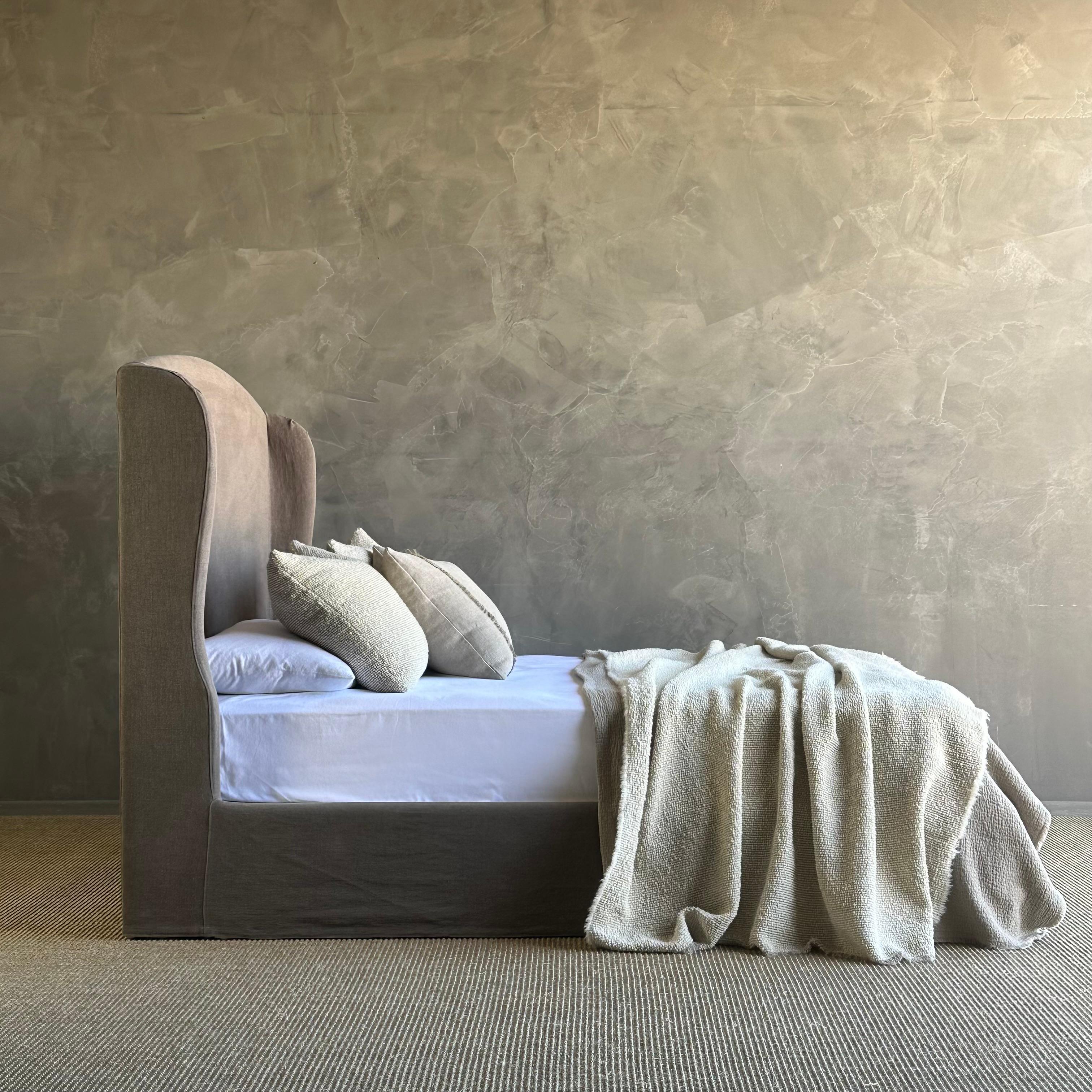 King Size Linen Slip Covered Bed In New Condition For Sale In Old Town Orange, CA