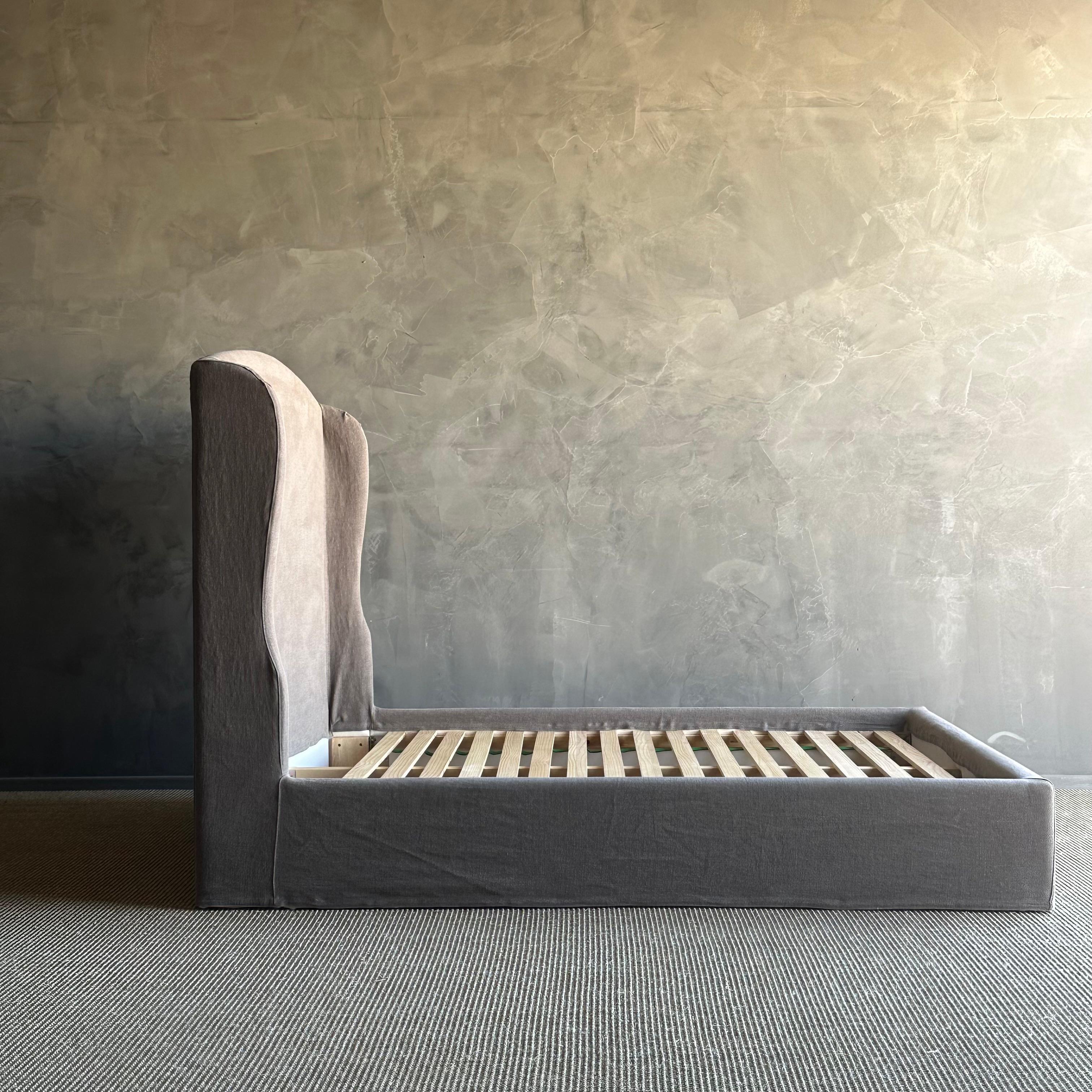 Cama King Size de lino recubierta de láminas en Nuevo estado para la venta en Old Town Orange, CA