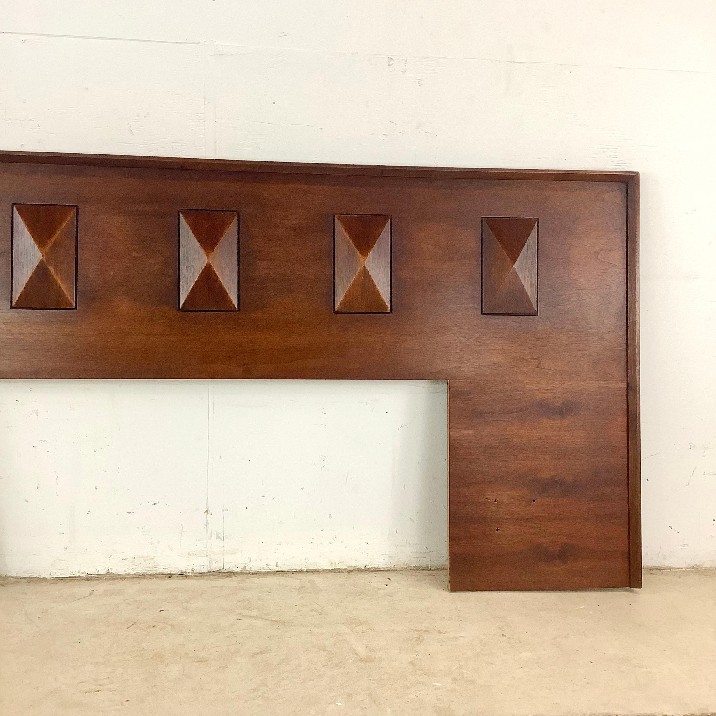 Bringen Sie Vintage-Charakter und moderne Raffinesse in Ihr Schlafzimmer mit diesem Mid-Century-Kopfteil in Kingsize-Größe, das eine einzigartige skulpturale Applikation aufweist. Mit seinen klaren Linien und seiner geometrischen Präzision ist