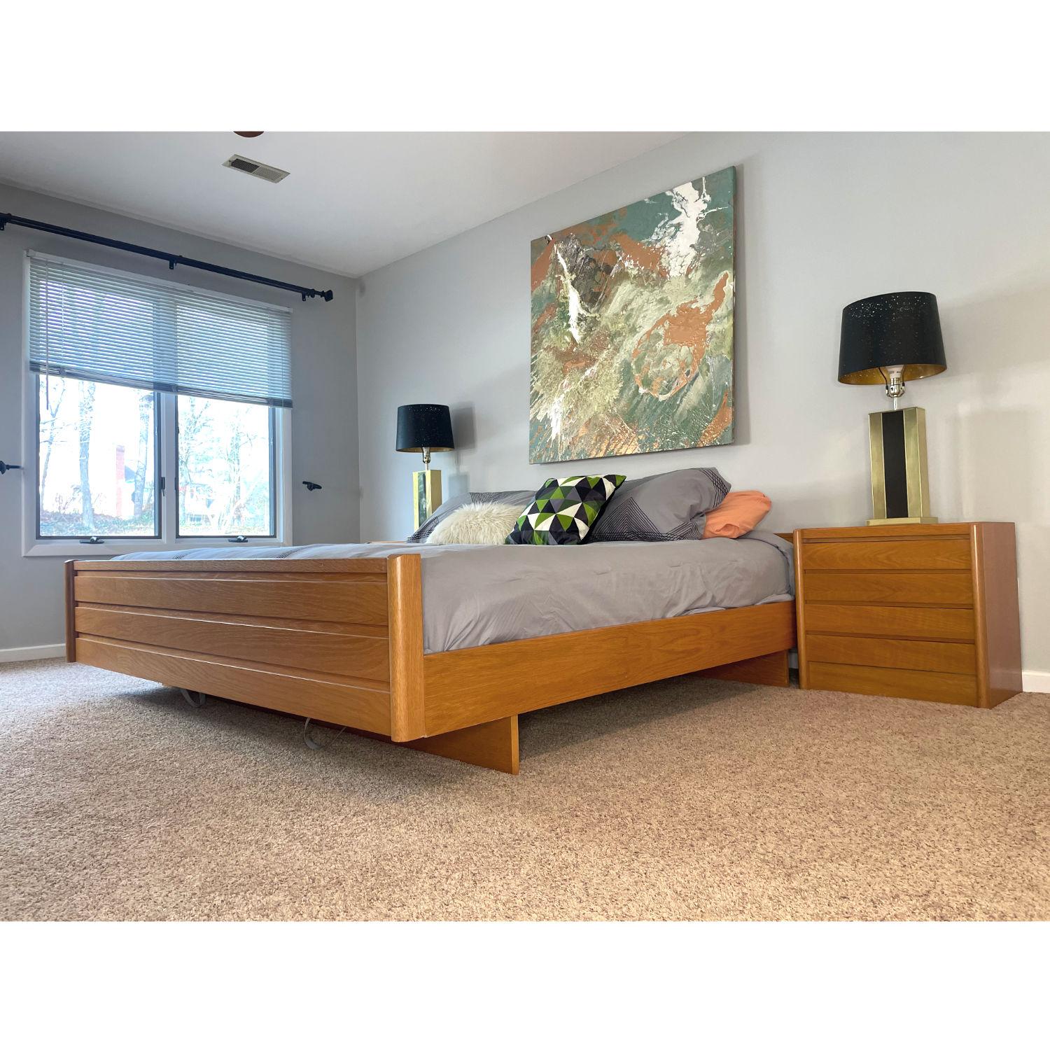 Lit à plateforme moderne de taille King Size avec positions réglables et tables de nuit en vente 3