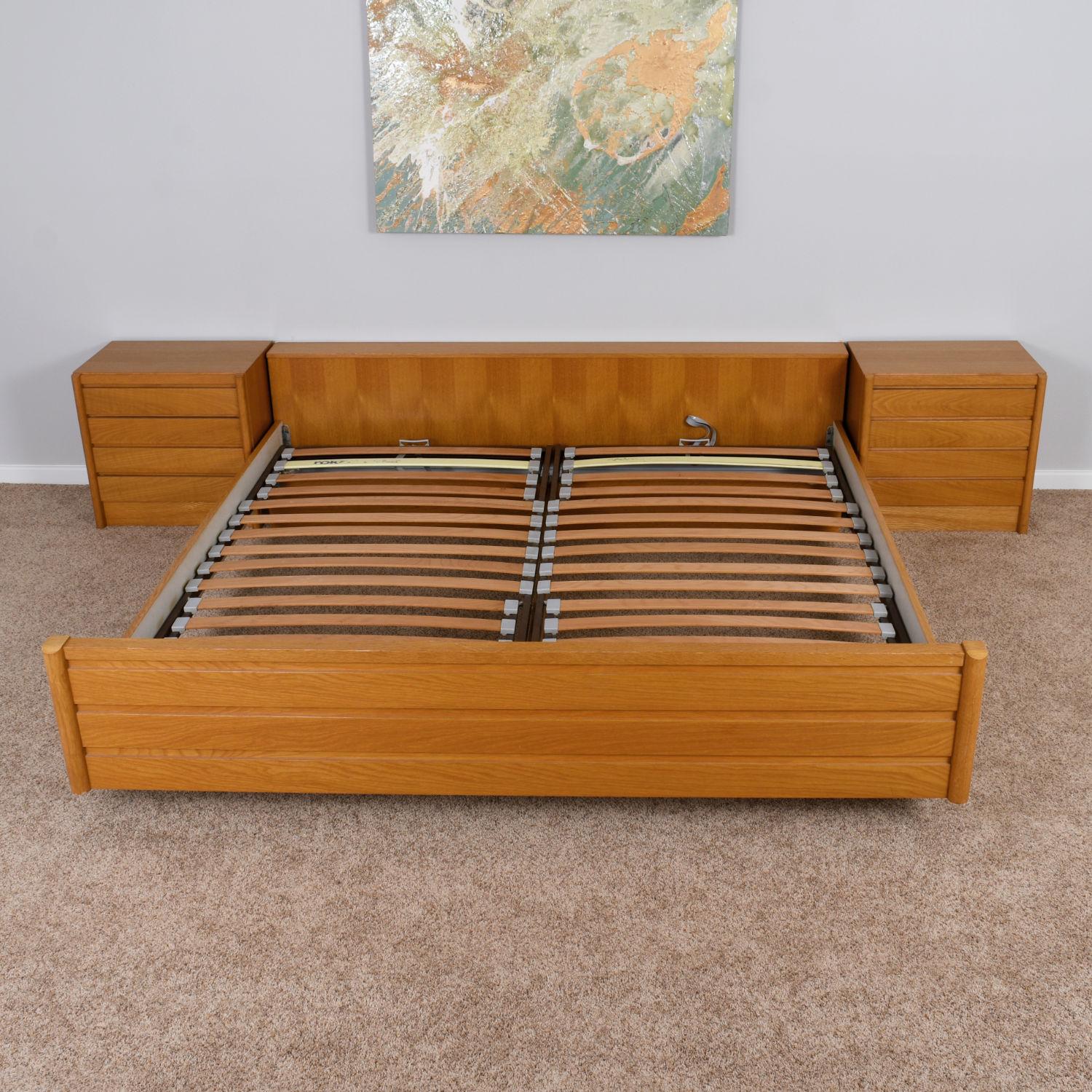 Lit à plateforme moderne de taille King Size avec positions réglables et tables de nuit en vente 4
