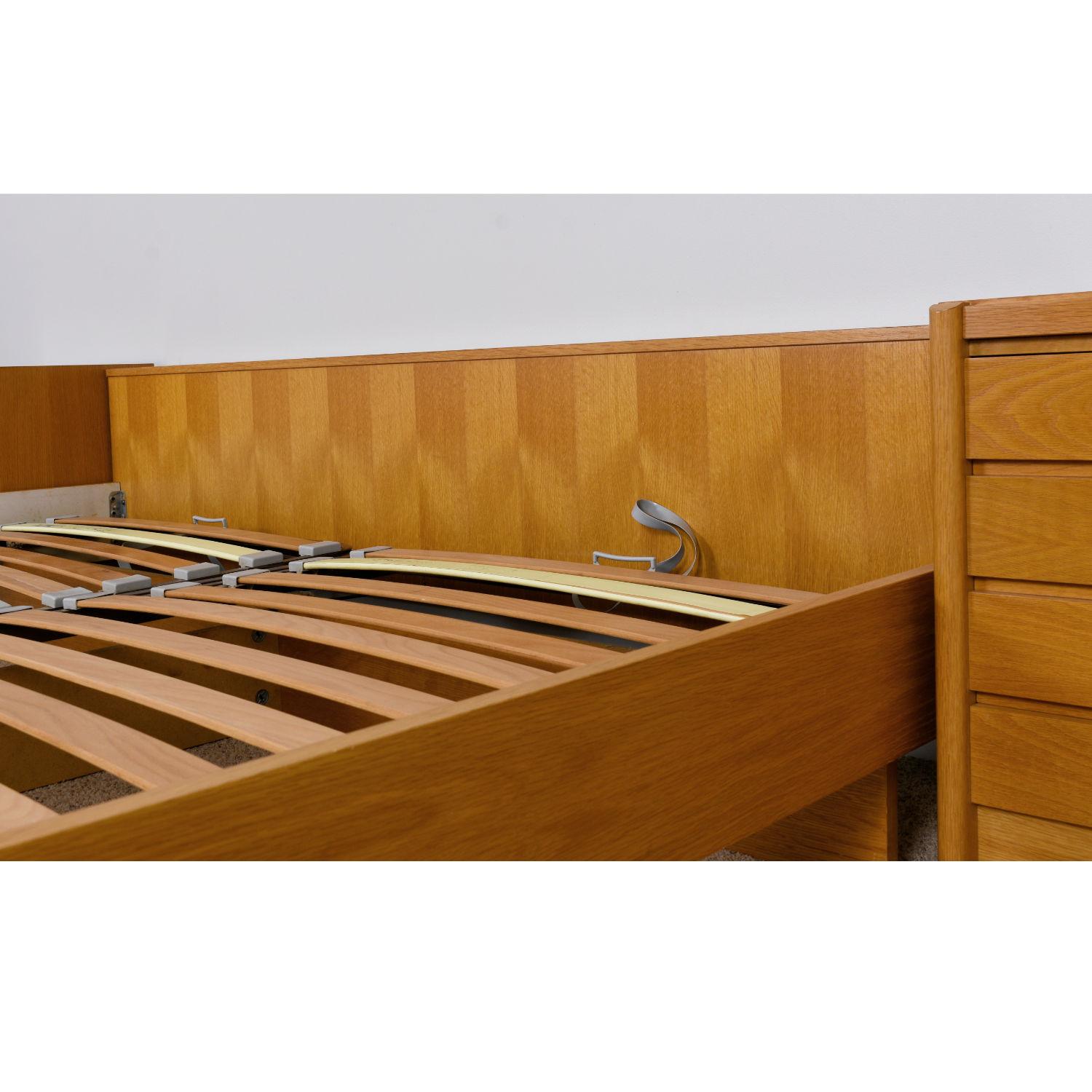 Lit à plateforme moderne de taille King Size avec positions réglables et tables de nuit en vente 5