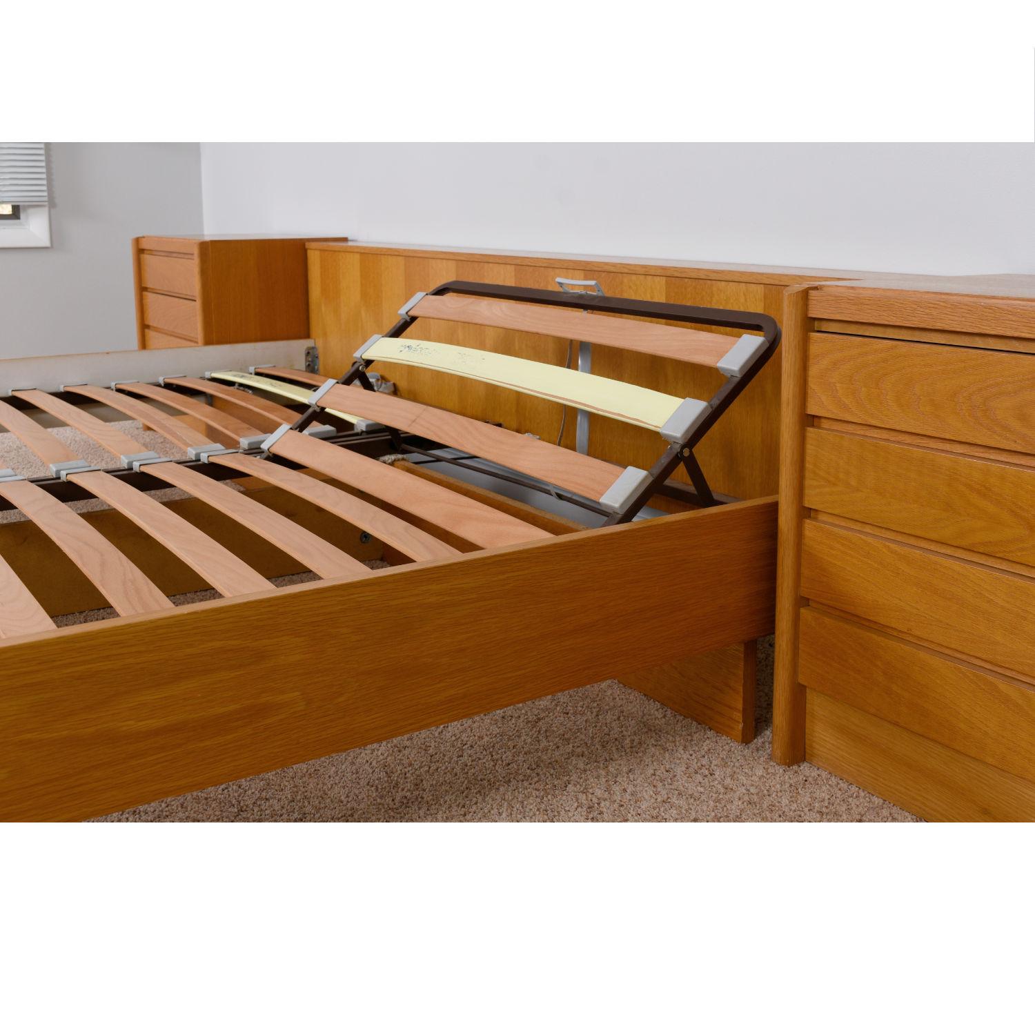 Lit à plateforme moderne de taille King Size avec positions réglables et tables de nuit en vente 6