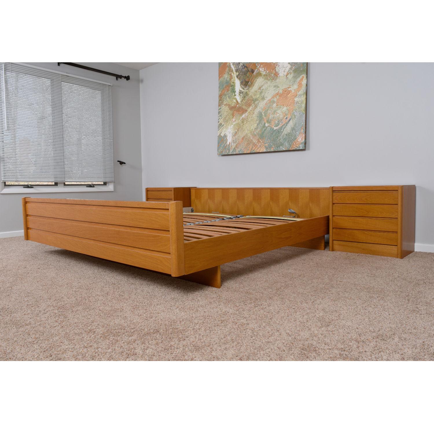 Lit à plateforme moderne de taille King Size avec positions réglables et tables de nuit en vente 7