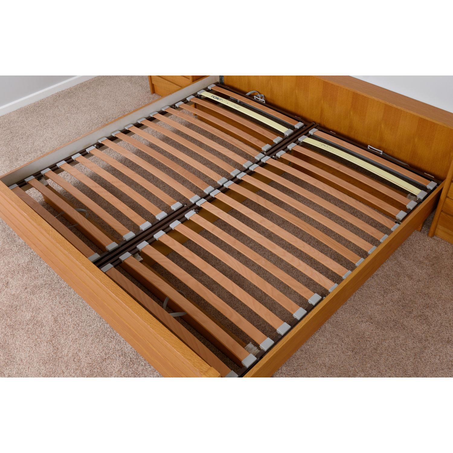 Lit à plateforme moderne de taille King Size avec positions réglables et tables de nuit en vente 8