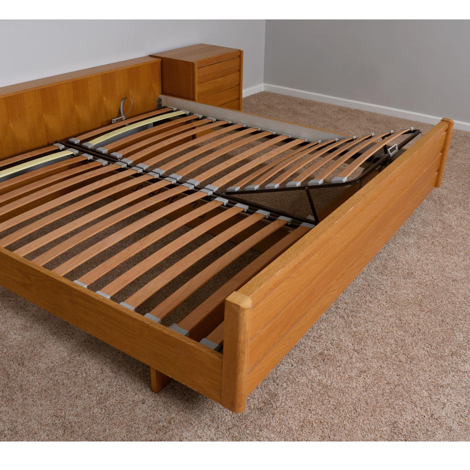 Lit à plateforme moderne de taille King Size avec positions réglables et tables de nuit en vente 10