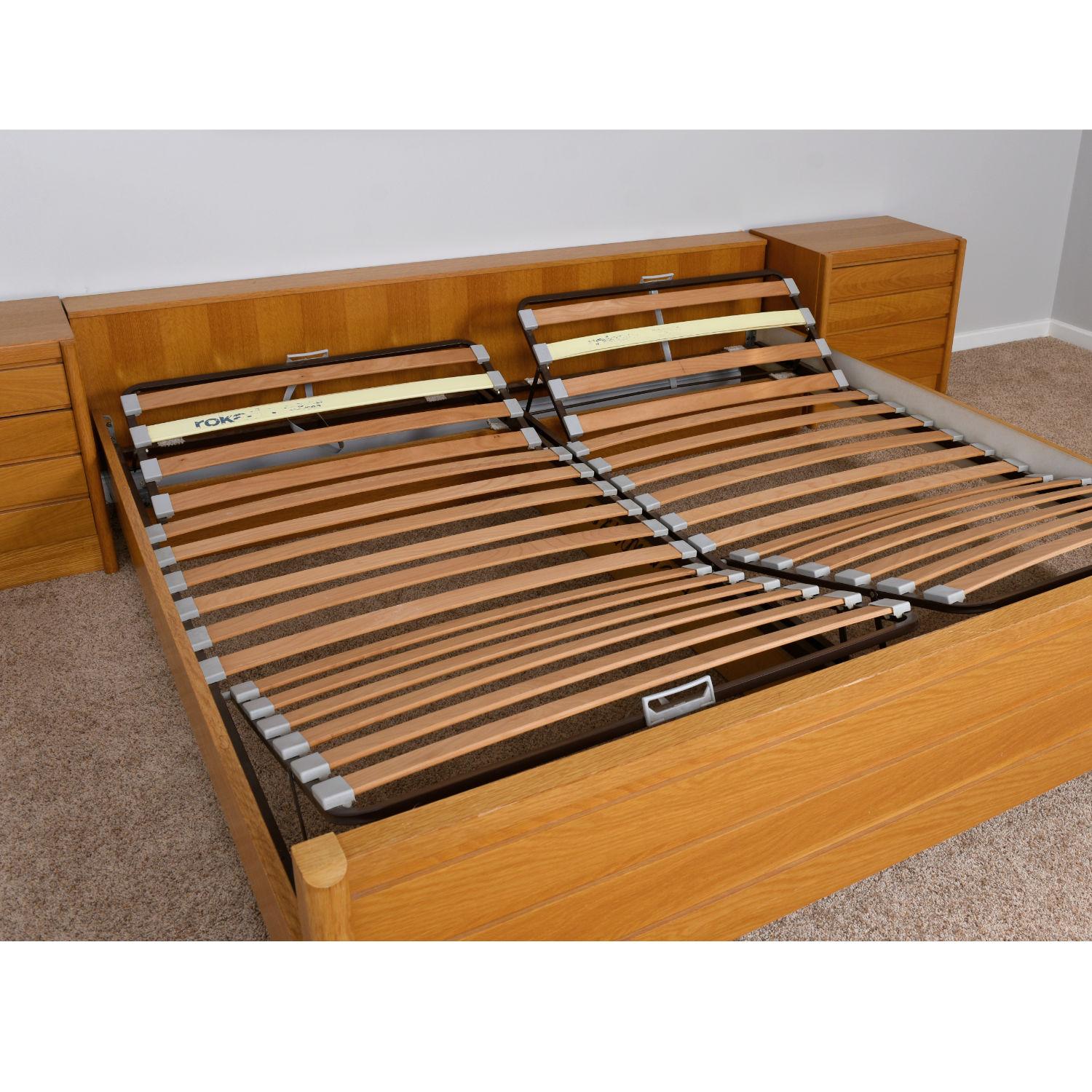 Lit à plateforme moderne de taille King Size avec positions réglables et tables de nuit en vente 11
