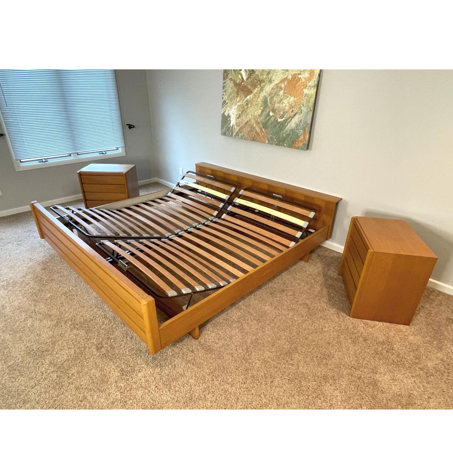 Lit à plateforme moderne de taille King Size avec positions réglables et tables de nuit en vente 12