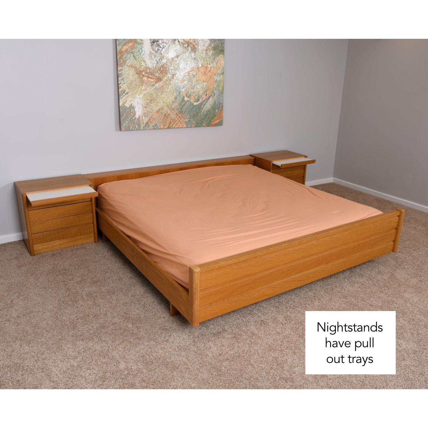 Scandinave moderne Lit à plateforme moderne de taille King Size avec positions réglables et tables de nuit en vente