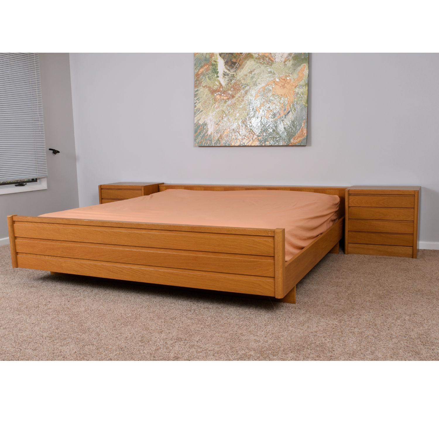 Lit à plateforme moderne de taille King Size avec positions réglables et tables de nuit Bon état - En vente à Chattanooga, TN
