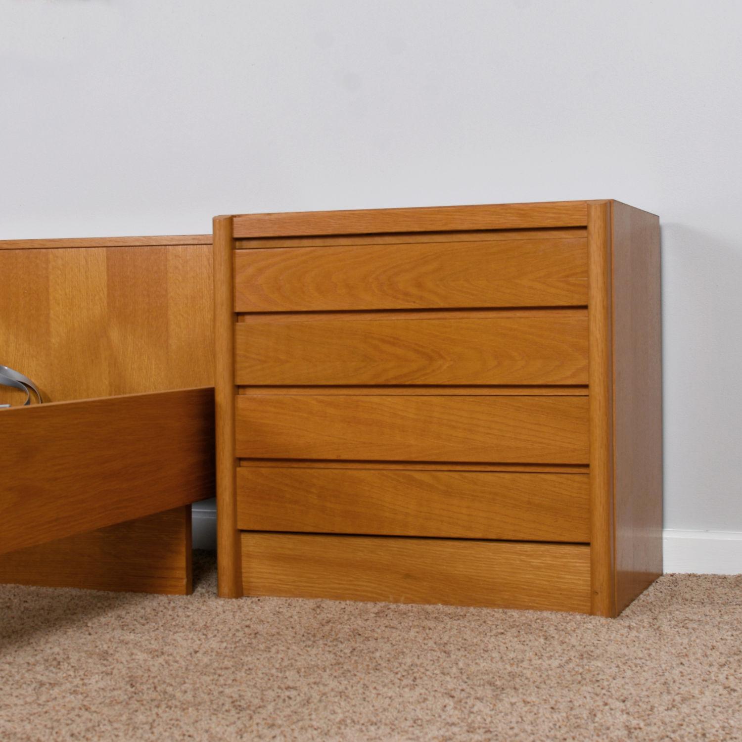 Fin du 20e siècle Lit à plateforme moderne de taille King Size avec positions réglables et tables de nuit en vente