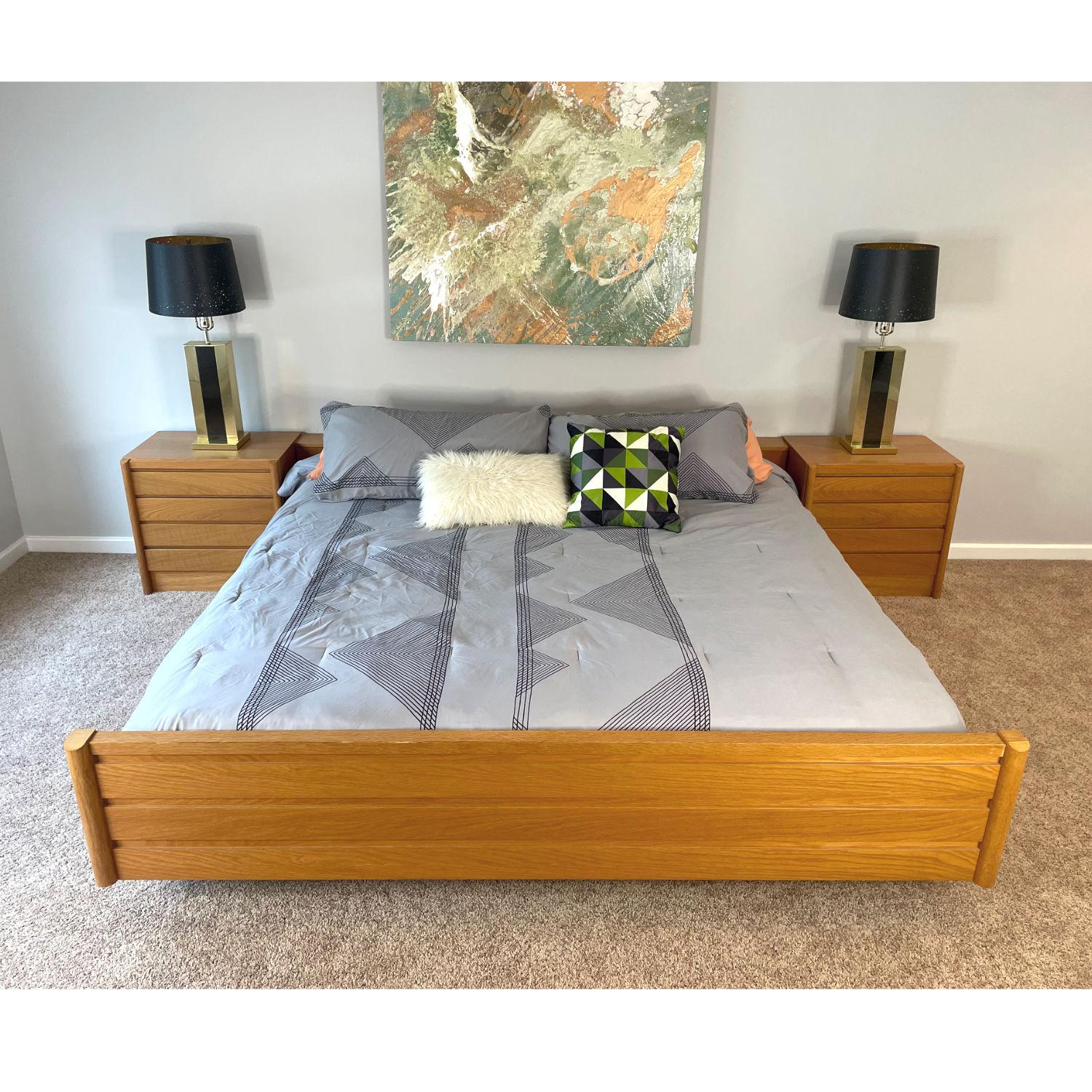 Chêne Lit à plateforme moderne de taille King Size avec positions réglables et tables de nuit en vente