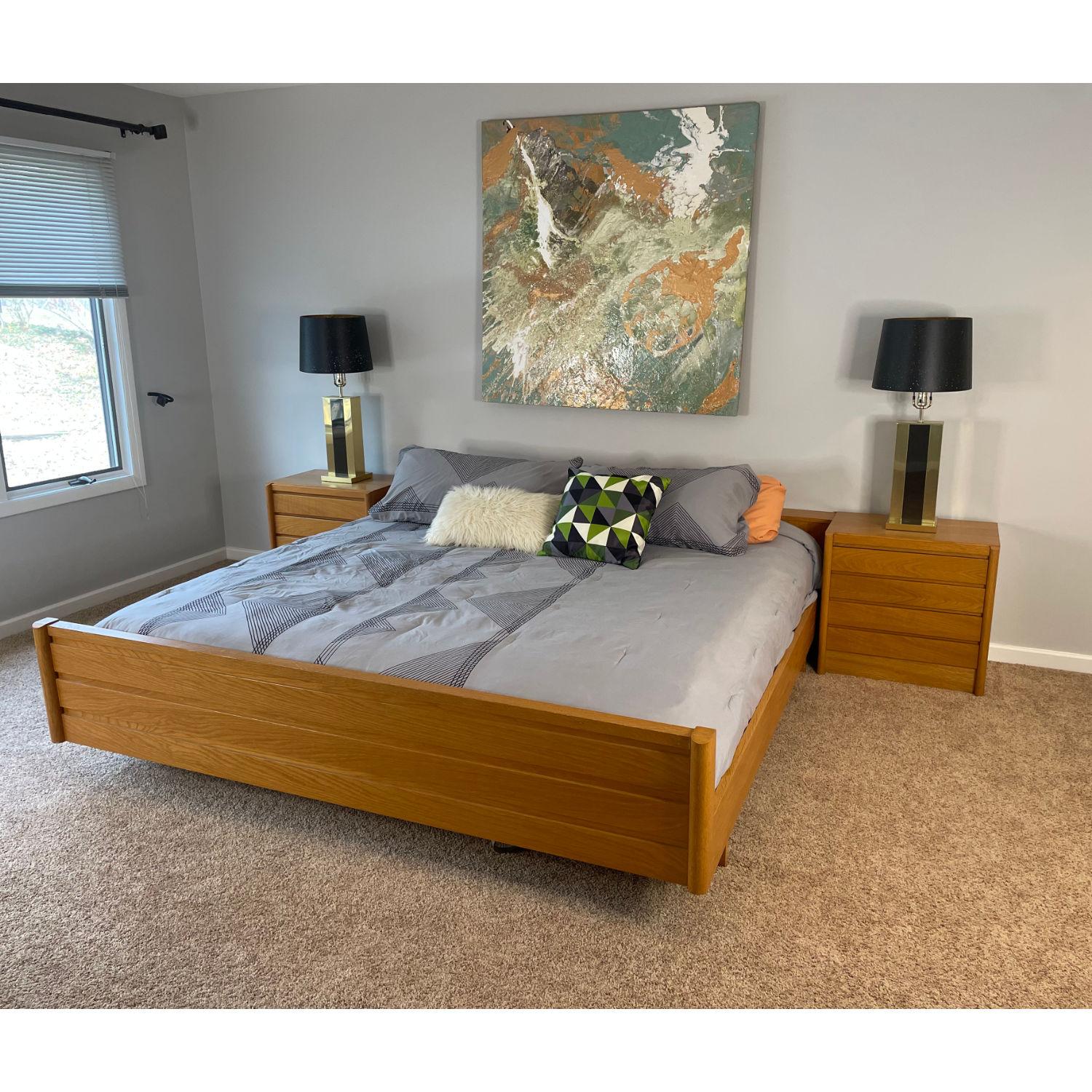 Lit à plateforme moderne de taille King Size avec positions réglables et tables de nuit en vente 1