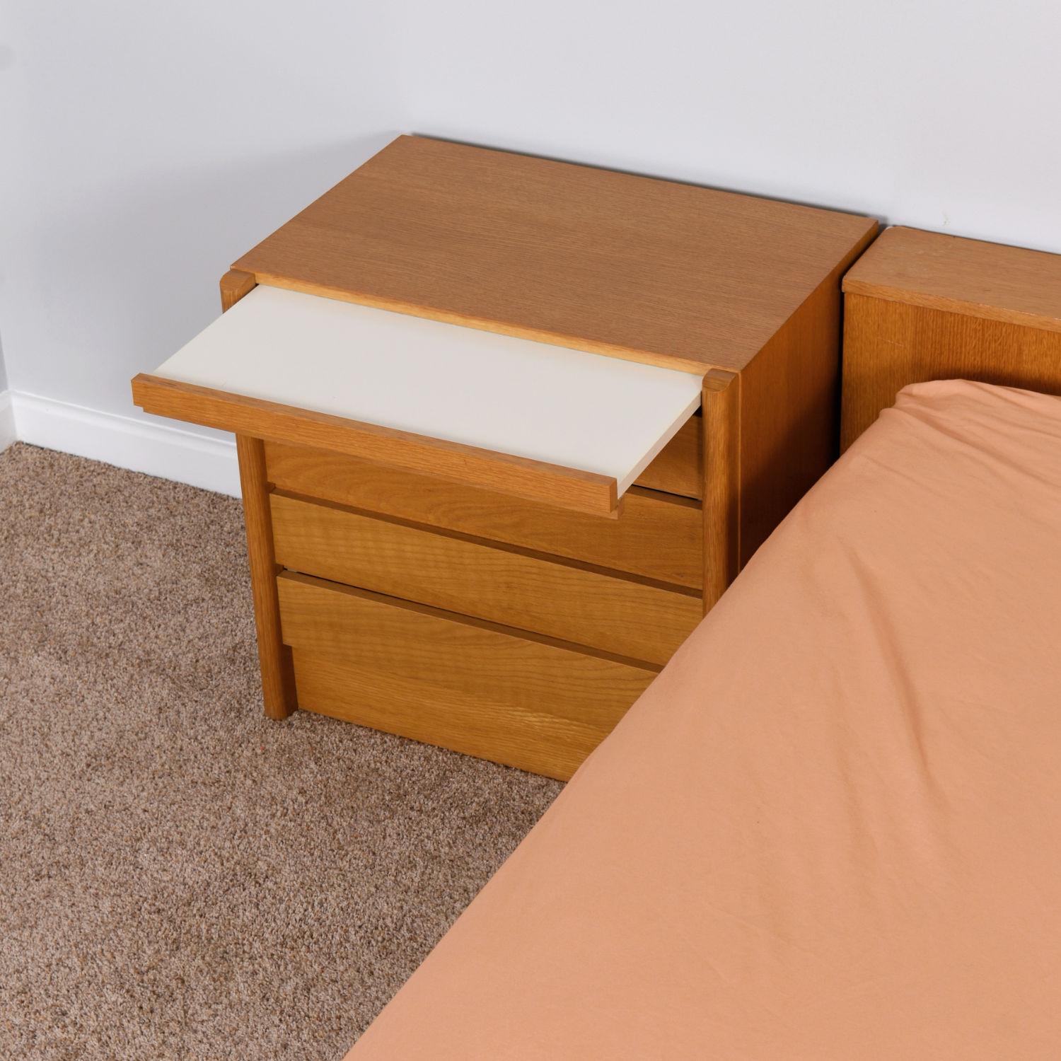 Lit à plateforme moderne de taille King Size avec positions réglables et tables de nuit en vente 2