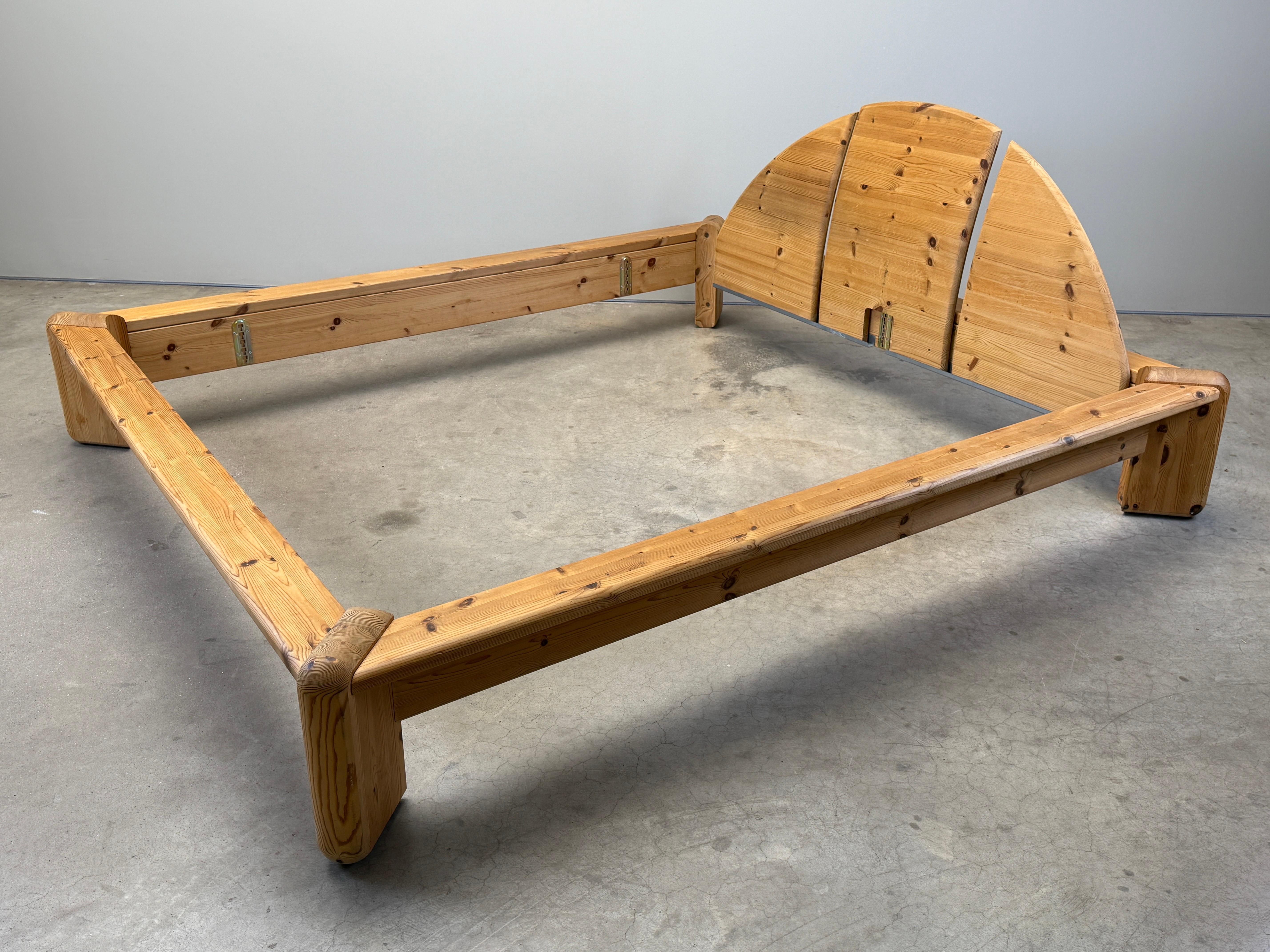 Cadre de lit king size en pin en vente 7