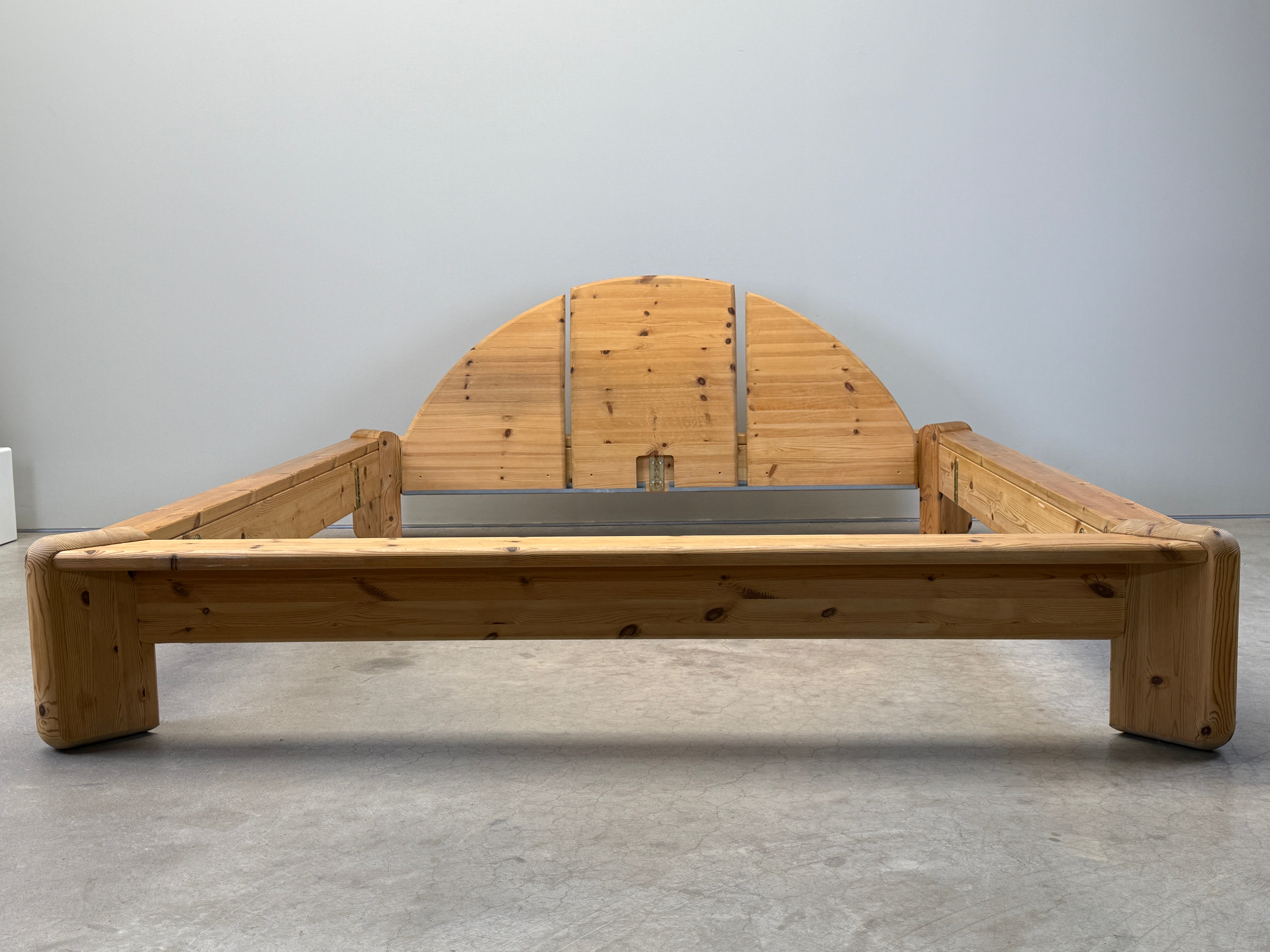 Cadre de lit king size en pin massif avec tête de lit incurvée en trois parties. 

Cadre : 84 x 91 x 15h / tête de lit 35,5h
Cadre intérieur : 67 x 76

Il n'y a pas de châssis pour supporter un matelas. Il faut ajouter des supports et du bois pour