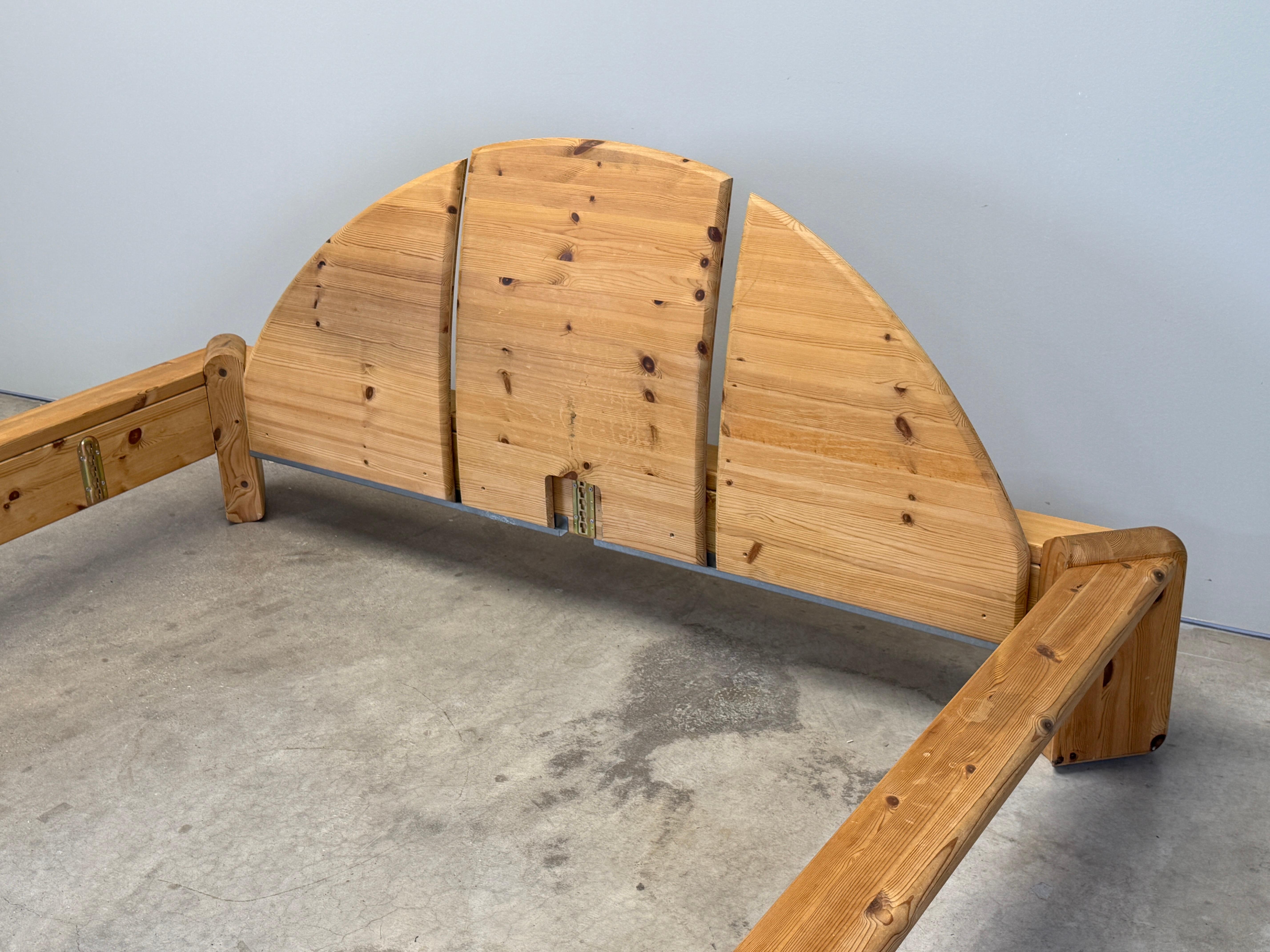 Cadre de lit king size en pin en vente 1