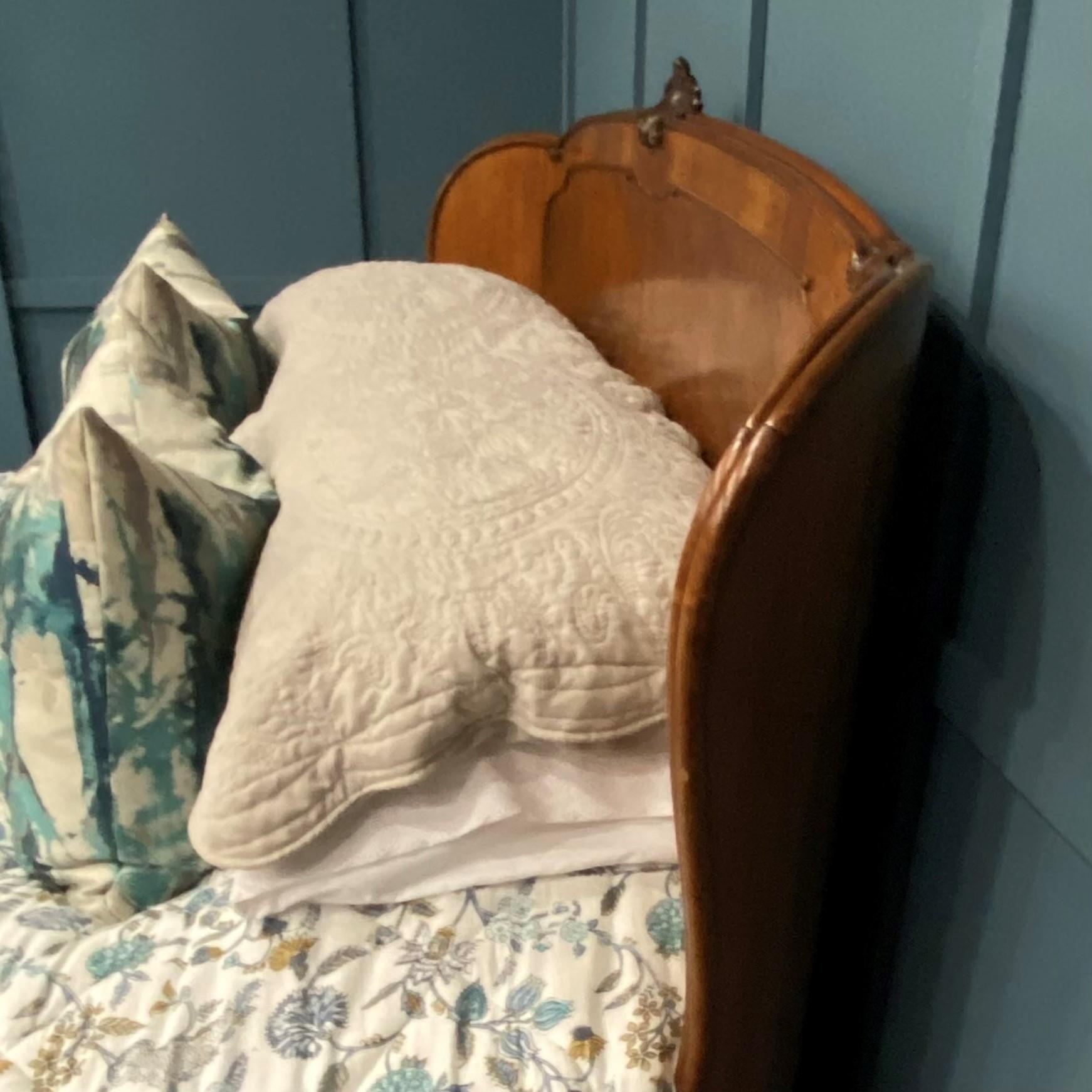 King size/small super king 5’6 Italian wooden bed with a curved head and foot end. The frame is large but the head and foot end are quite low so it will not dominate the bedroom or perhaps ideal for a loft bedroom
The frame is made of Walnut and