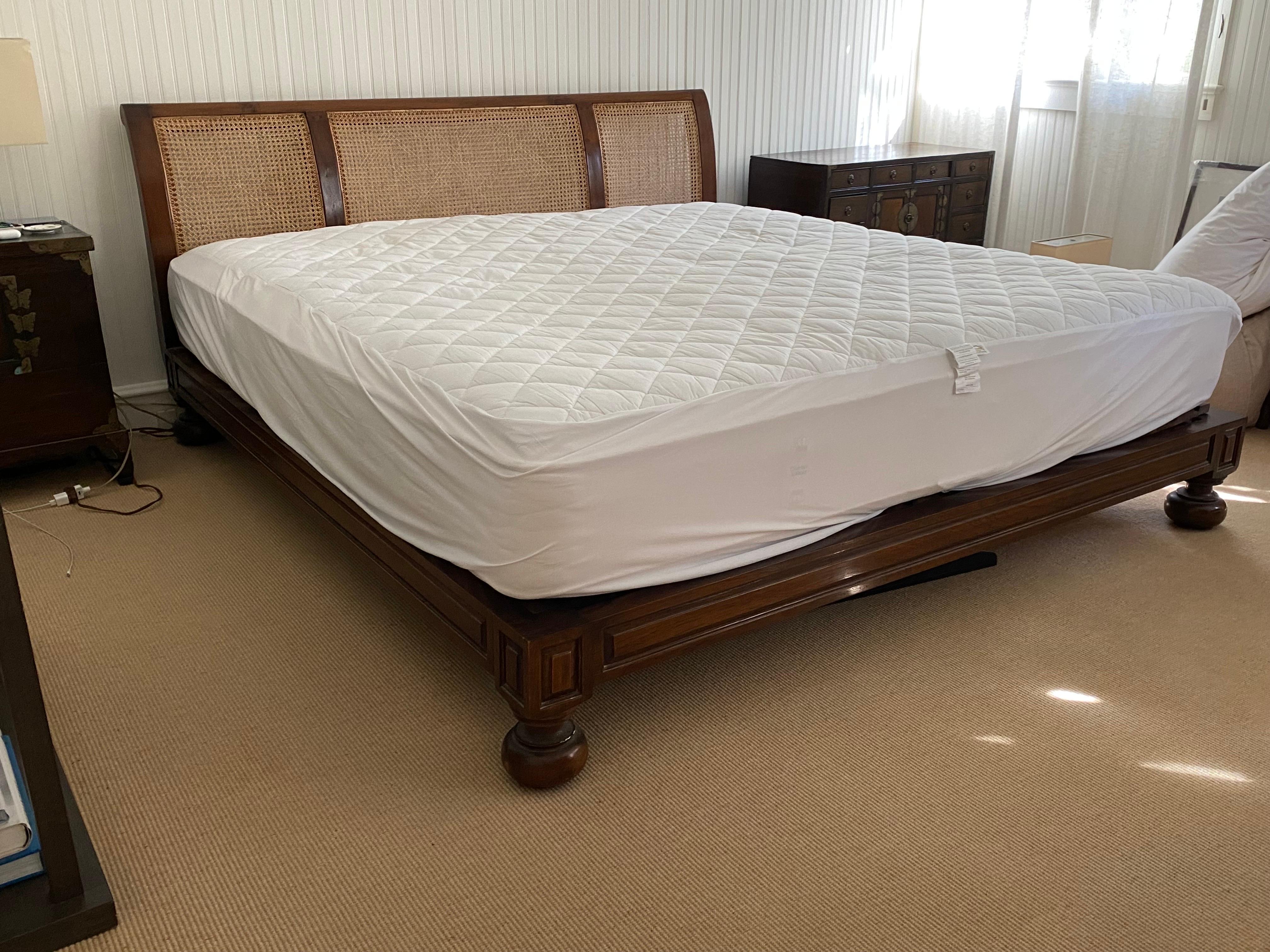 King size teak & caned back bed frame by British Khaki
Design im britischen Kolonialstil aus Teakholz und handgeschnitztem Kopfteil. Sauberer und klassischer Bettrahmen.
Rahmen, Kopfteil und Latten aus Teakholz bestehen aus sieben Einzelteilen.