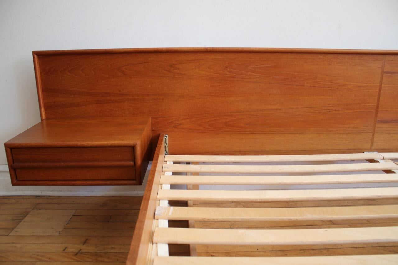 King Size Teak Danish Modern Platform Bed with Floating Nightstands In Excellent Condition In Brooklyn, NY