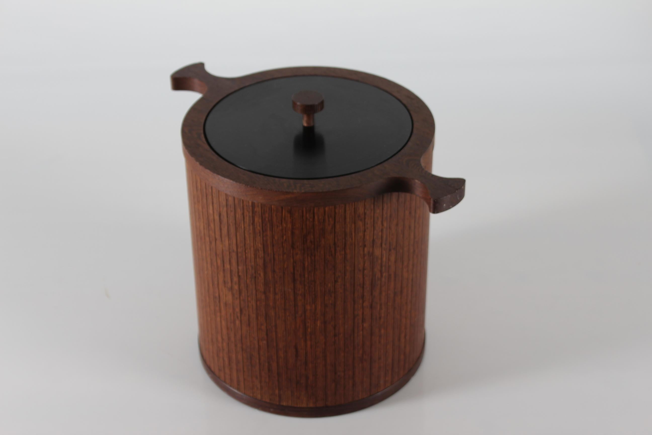 Huge Danish ice bucket by Theodor Skjøde Knudsen made of wengé
The insulated wooden bucket has a lid made of black plastic and a white plastic insert.

Measures: diameter 25 cm
Length with handles 38 cm

Stamped: Skjøde Denmark

Very nice